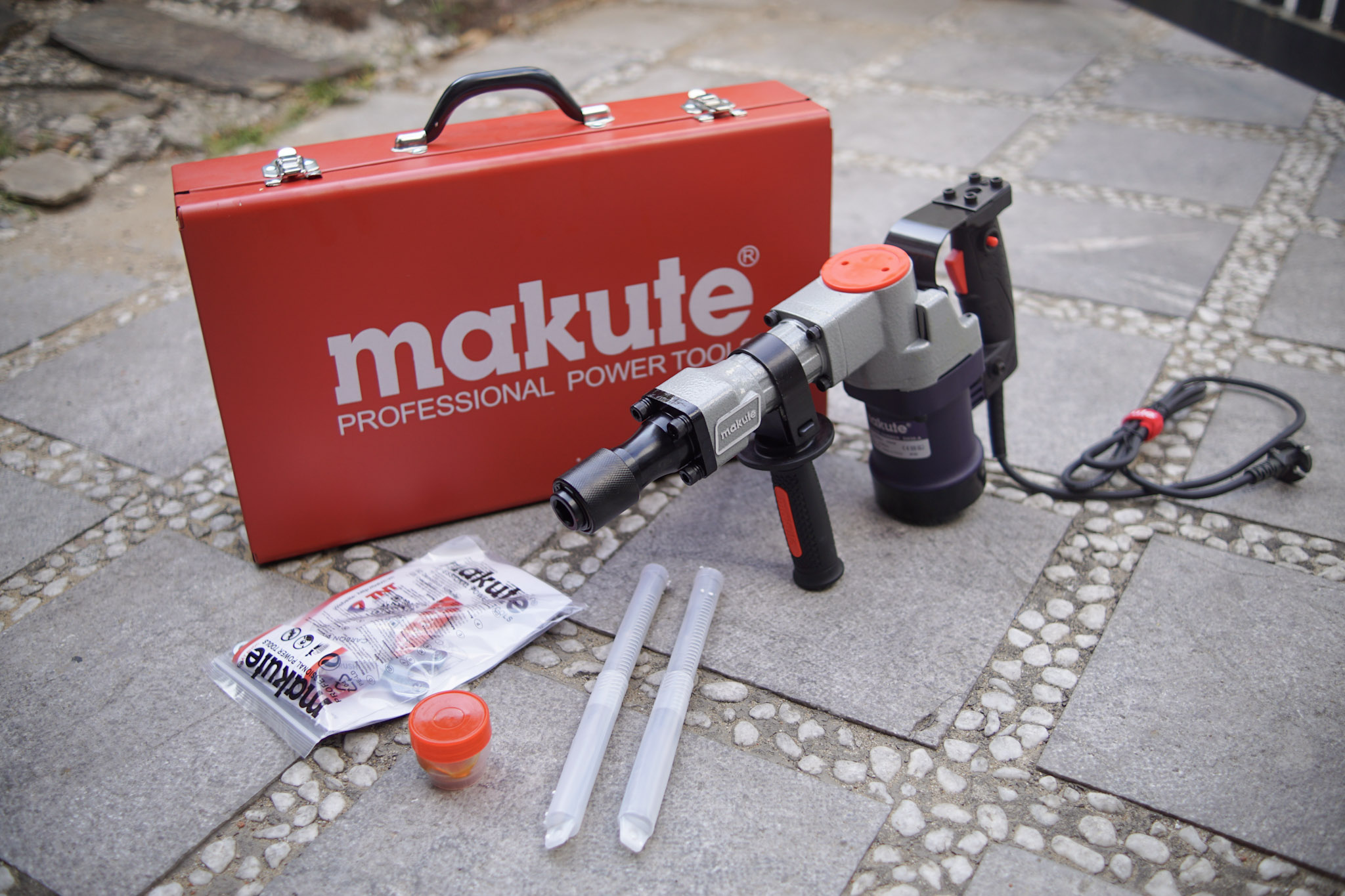 MÁY ĐỤC BÊ TÔNG MAKUTE DH30-A