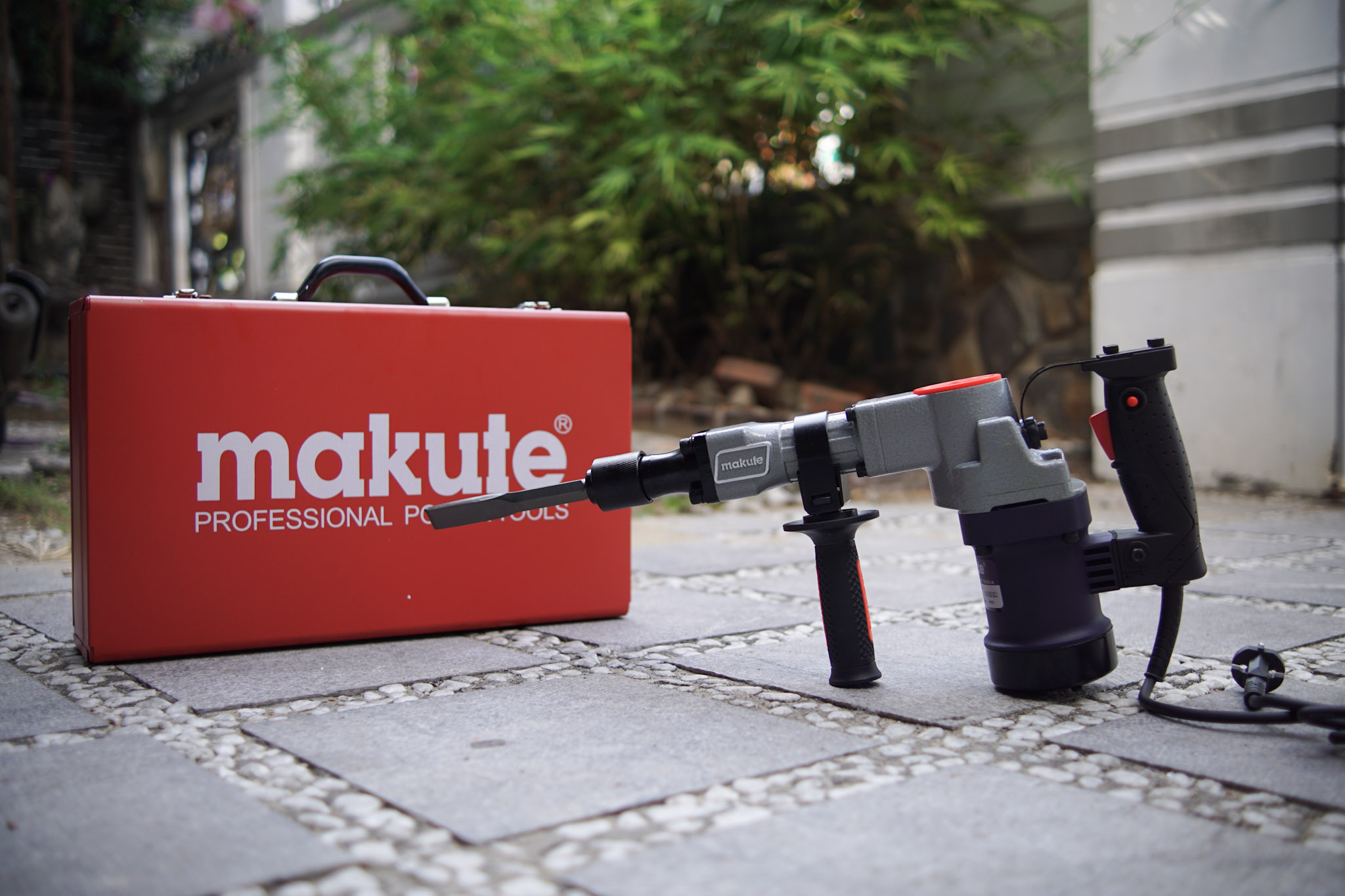 MÁY ĐỤC BÊ TÔNG MAKUTE DH30-A