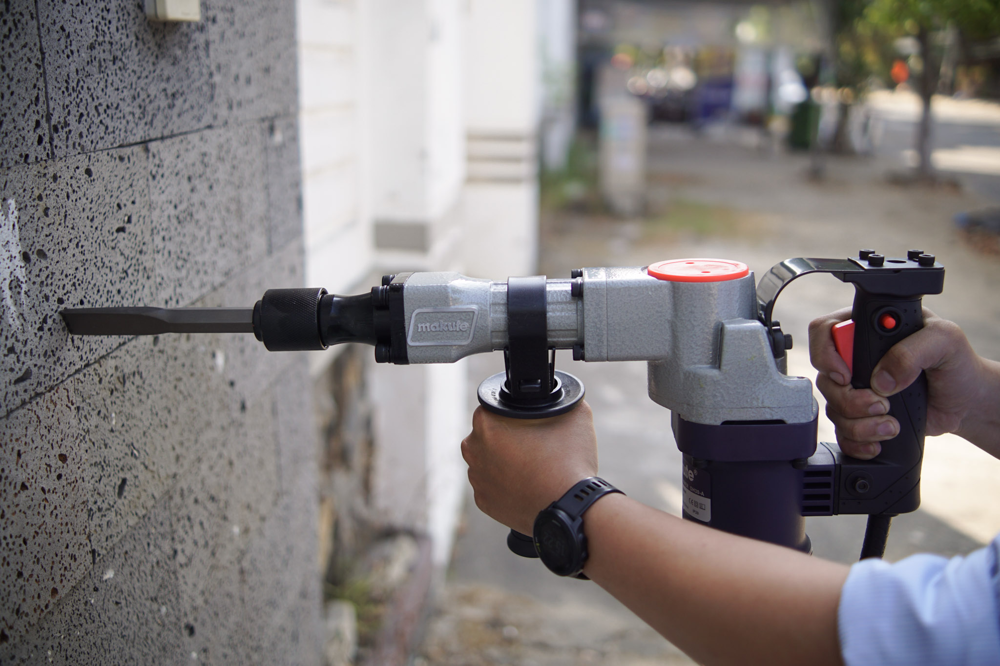 MÁY ĐỤC BÊ TÔNG MAKUTE DH30-A
