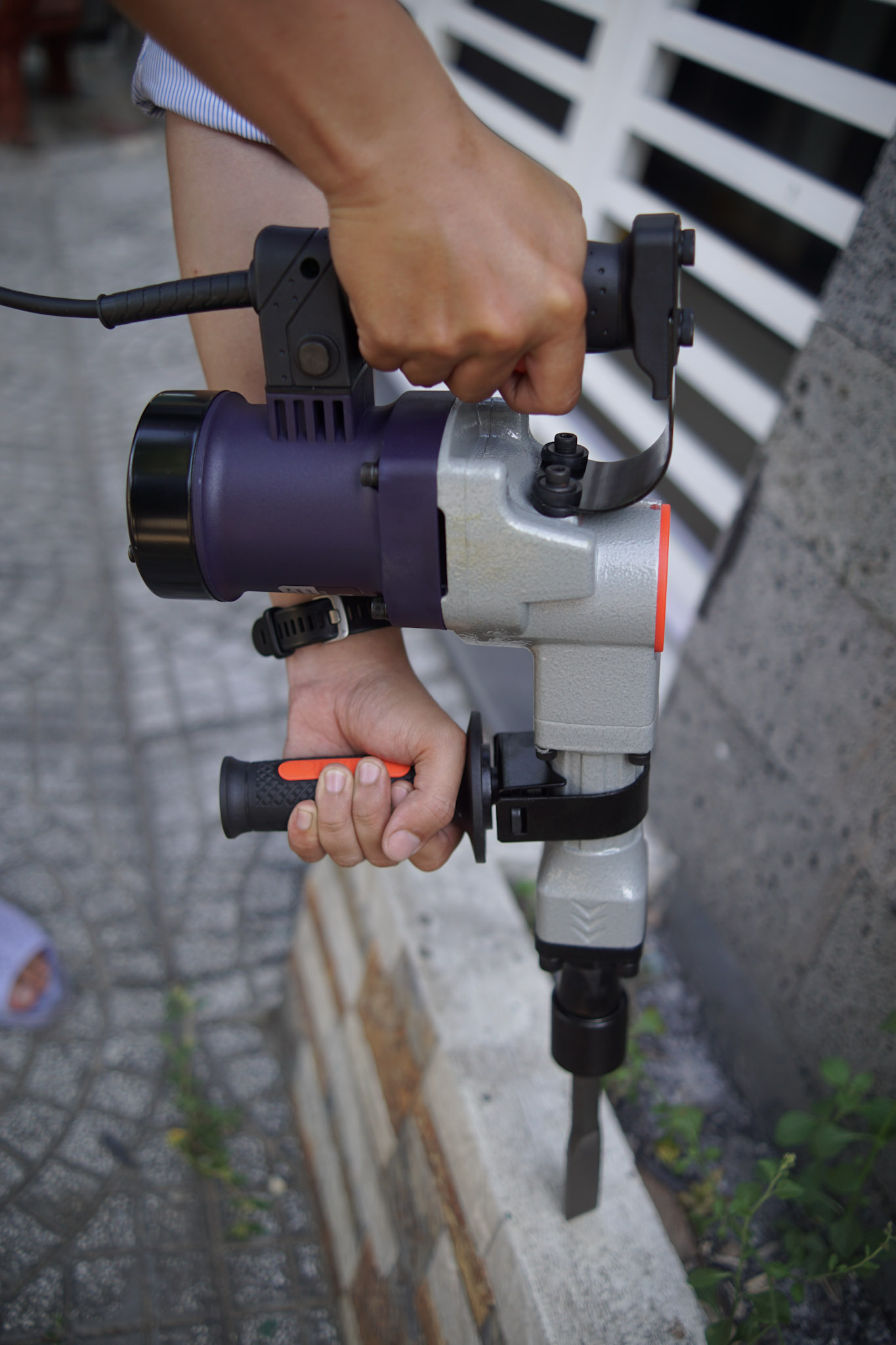 MÁY ĐỤC BÊ TÔNG MAKUTE DH30-A