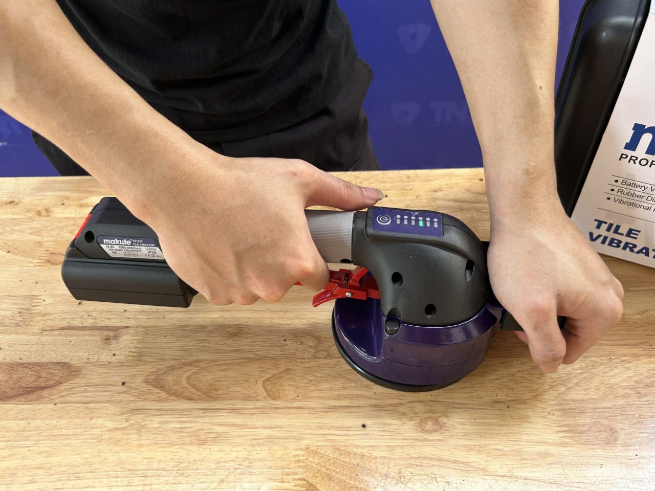 Máy rung hít gạch Makute TV1231