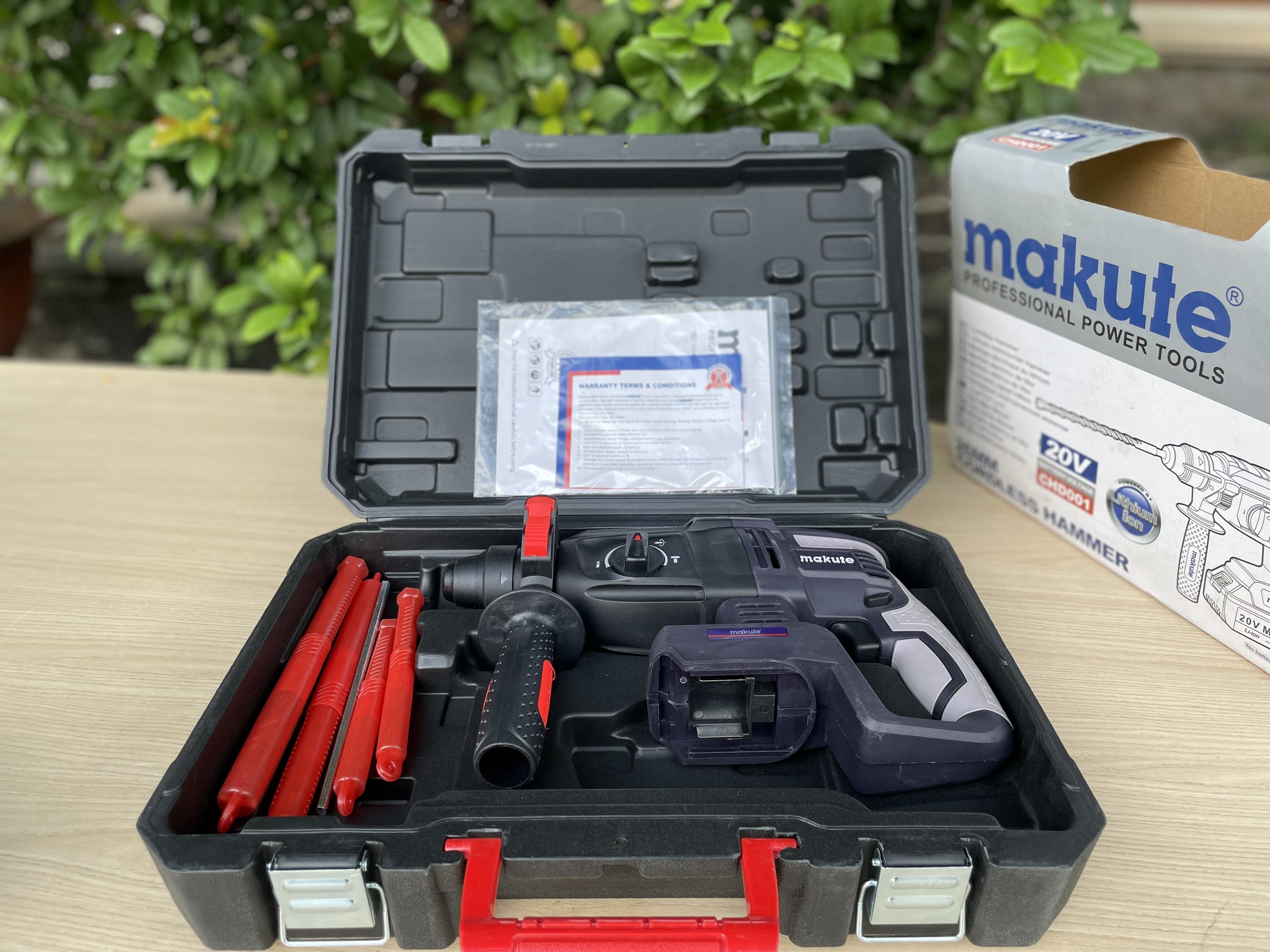 Máy khoan búa dùng  pin CHD001(20V)