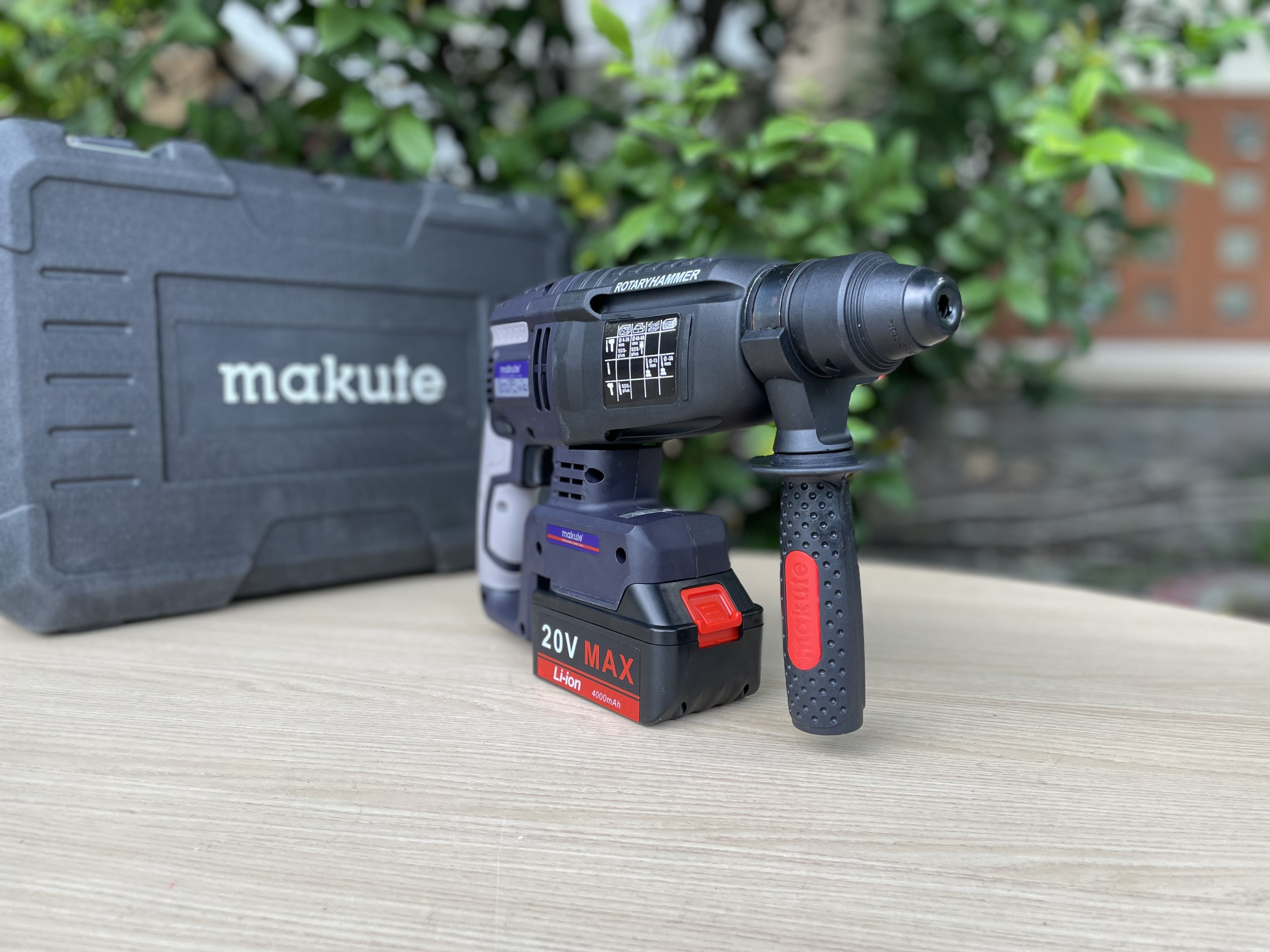 Máy khoan búa dùng  pin CHD001(20V)