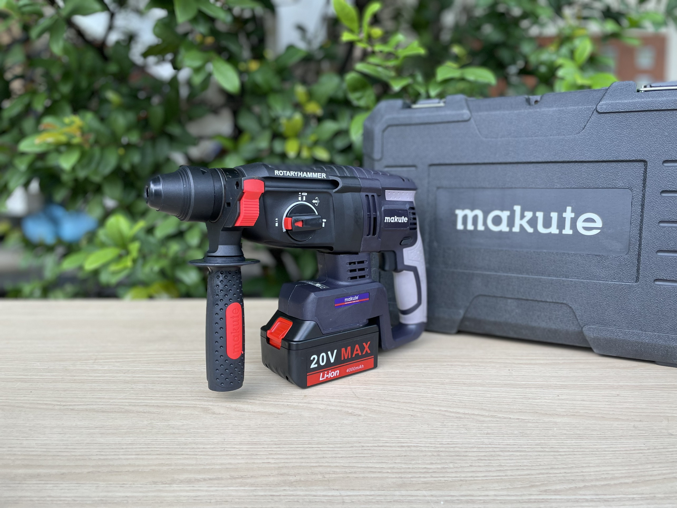 Máy khoan búa dùng  pin CHD001(20V)