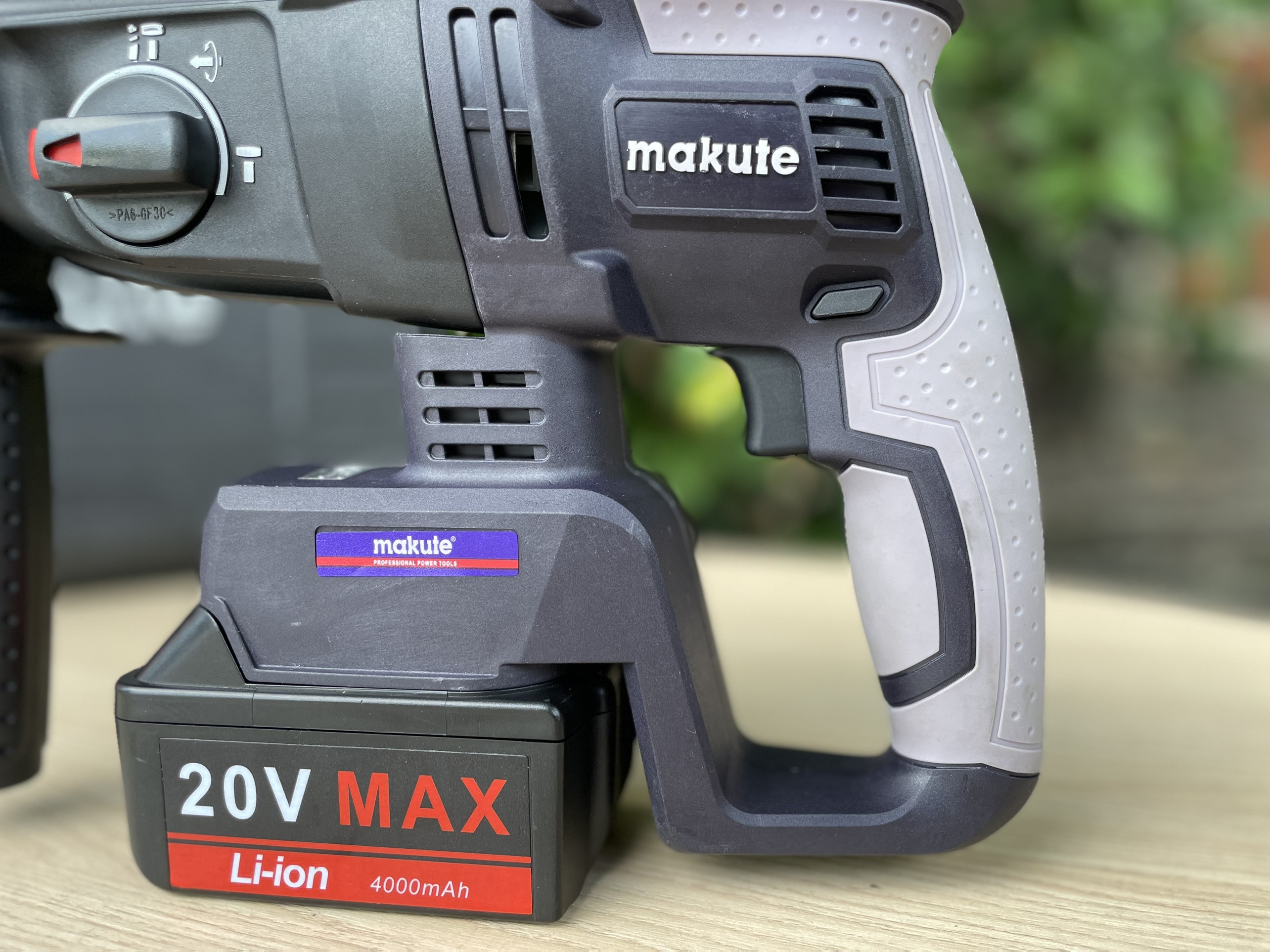 Máy khoan búa dùng  pin CHD001(20V)