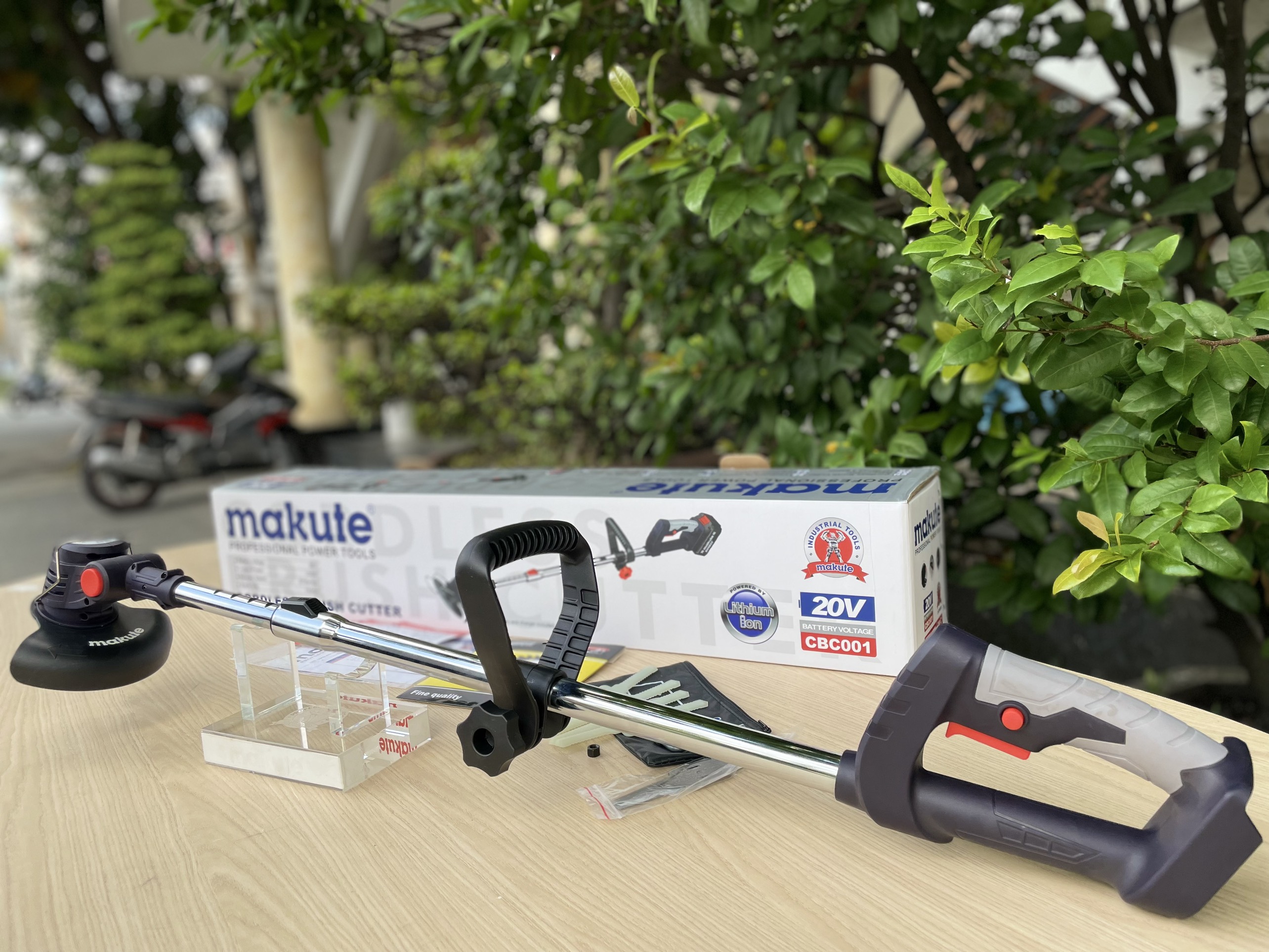 Máy cắt cỏ dùng pin CBC001