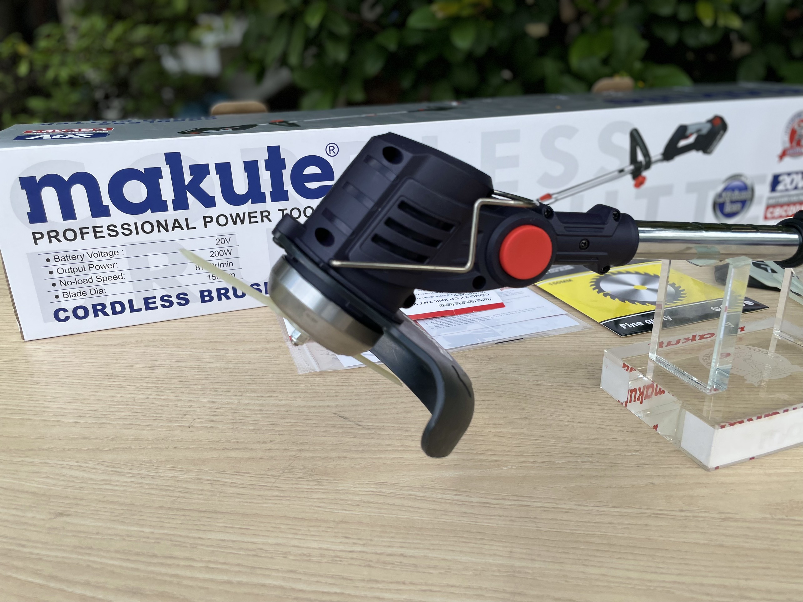 Máy cắt cỏ dùng pin CBC001