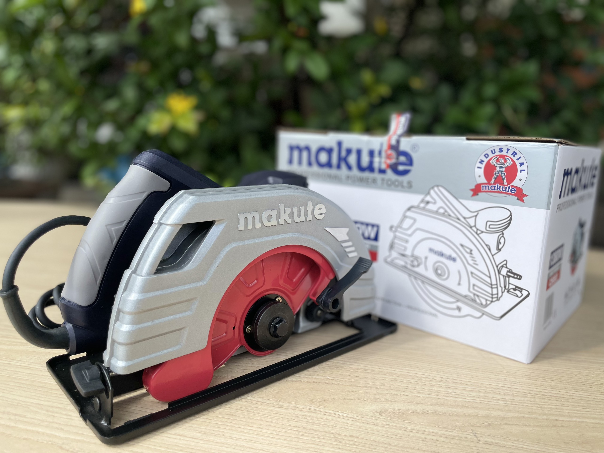 Máy cưa gỗ MAKUTE CS003
