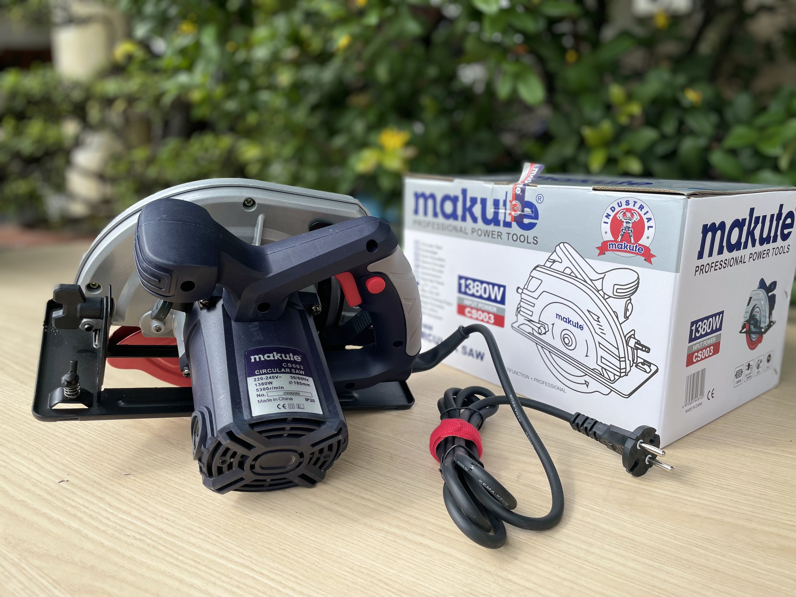 Máy cưa gỗ MAKUTE CS003