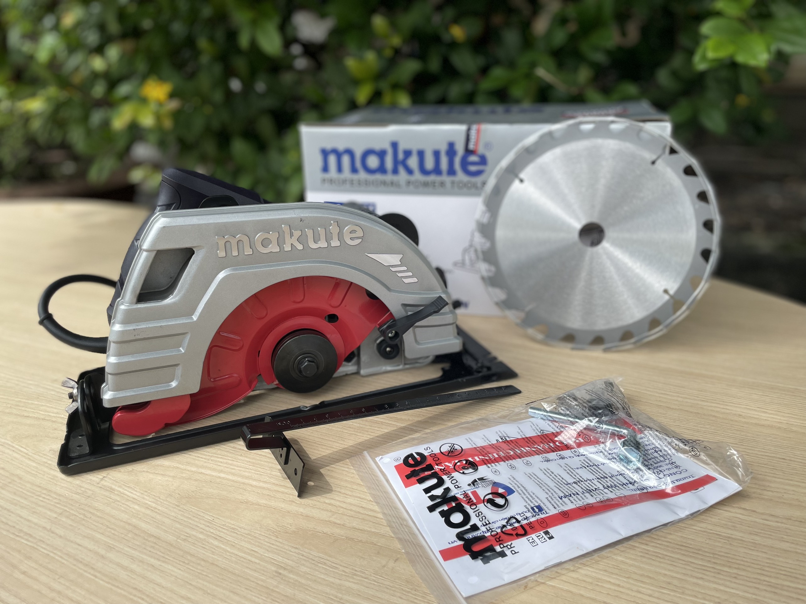 Máy cưa gỗ MAKUTE CS004