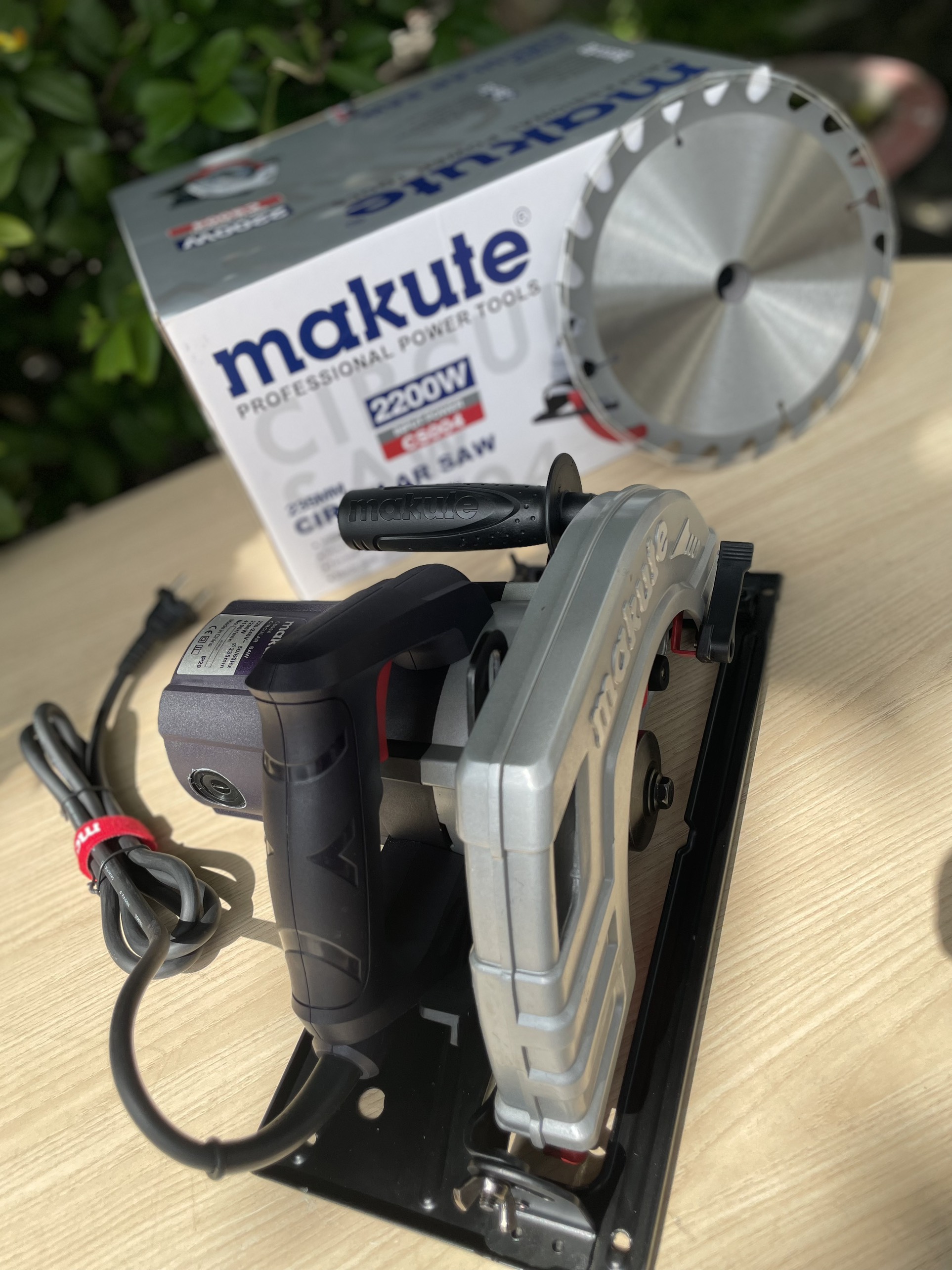 Máy cưa gỗ MAKUTE CS004