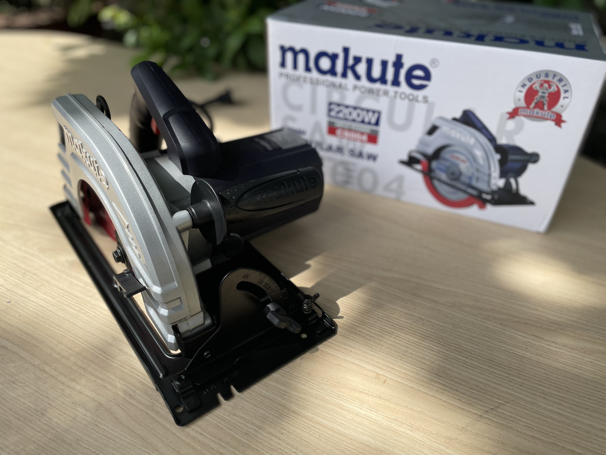 Máy cưa gỗ MAKUTE CS004