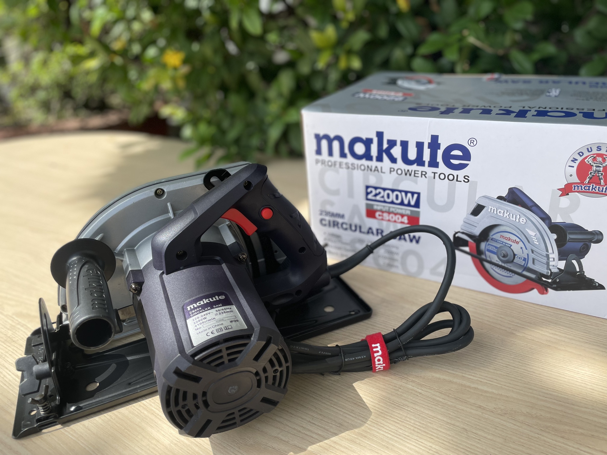 Máy cưa gỗ MAKUTE CS004