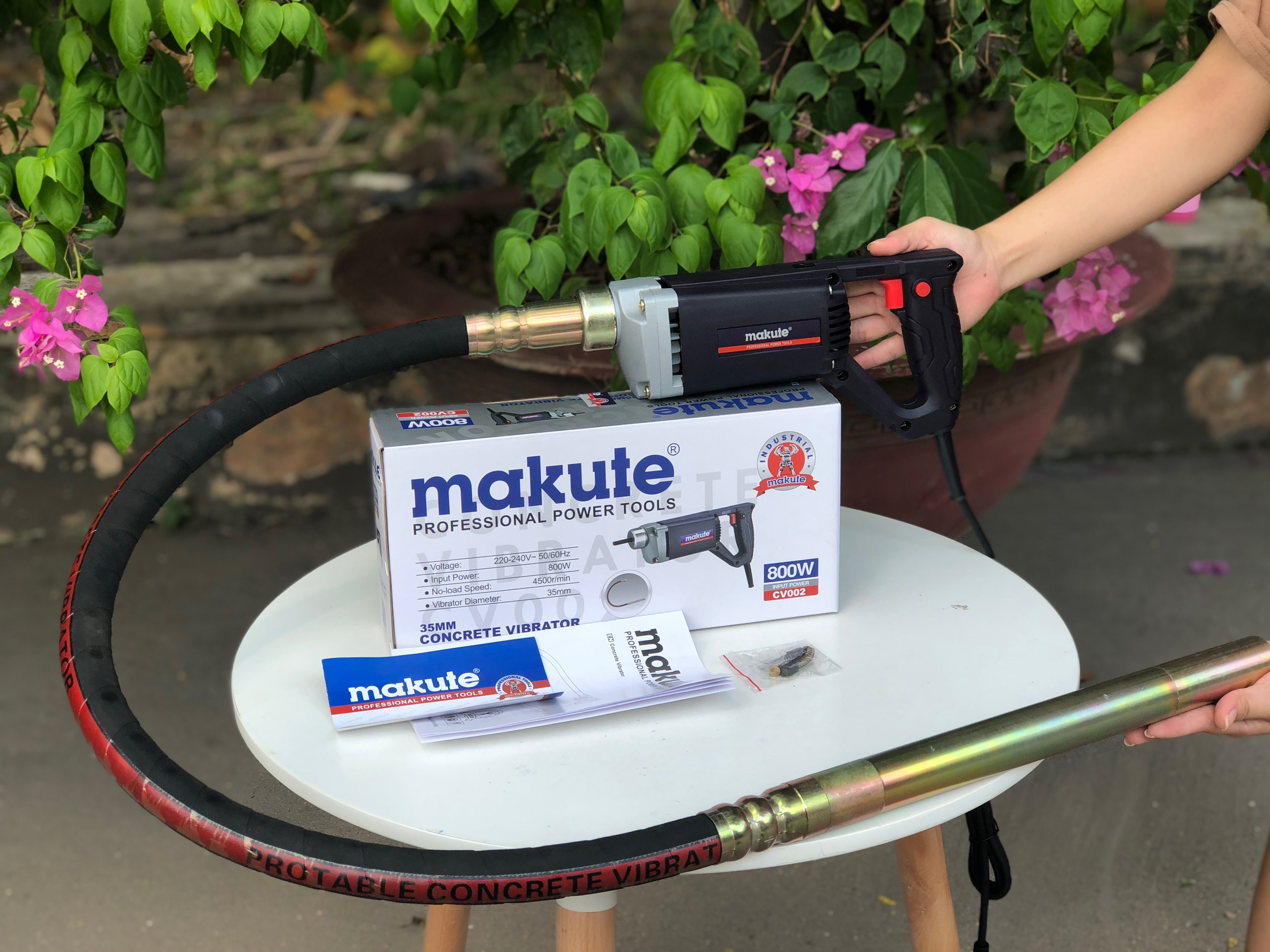 Máy đầm dùi MAKUTE CV002