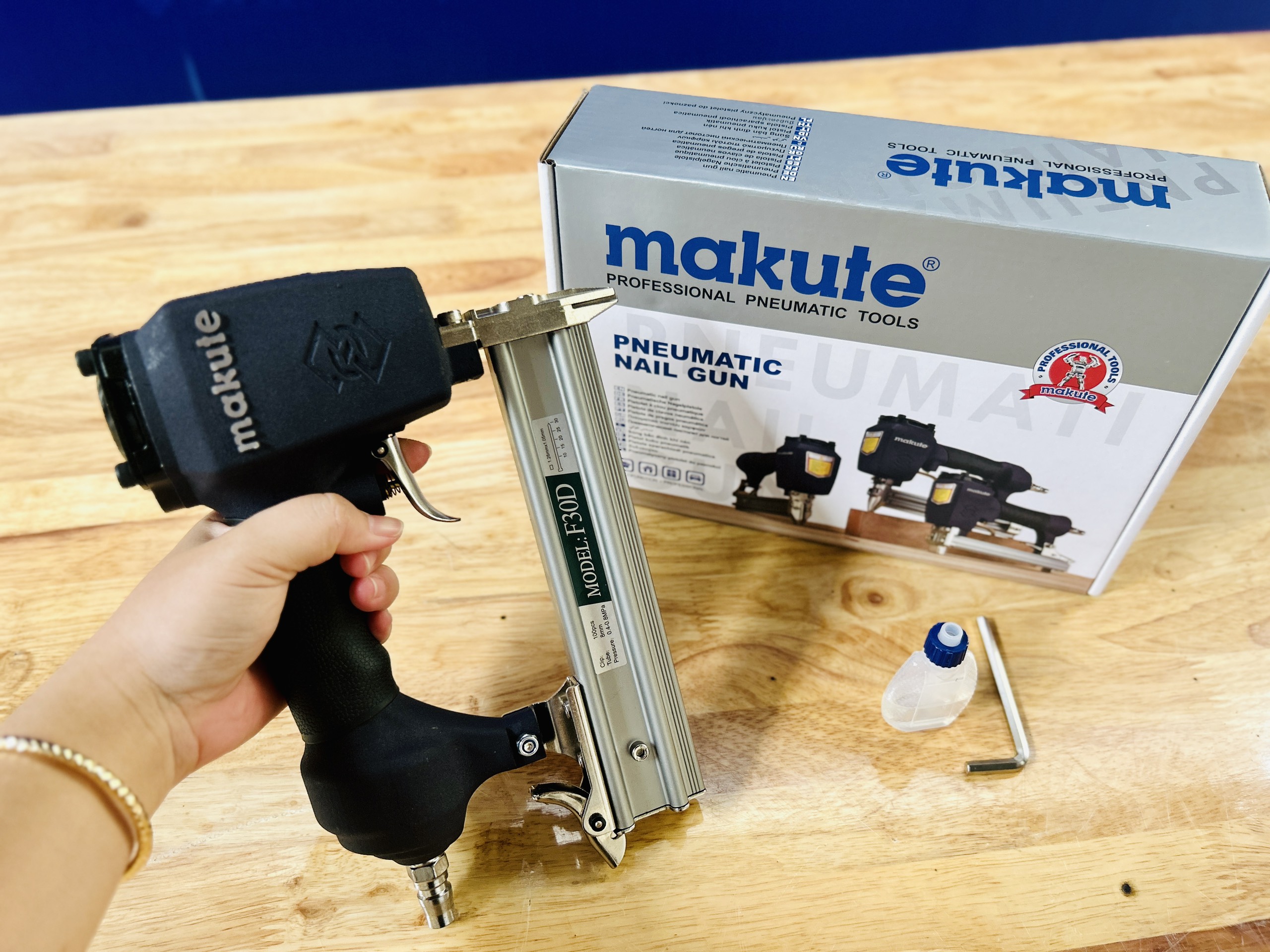 Súng bắn đinh thẳng F30D