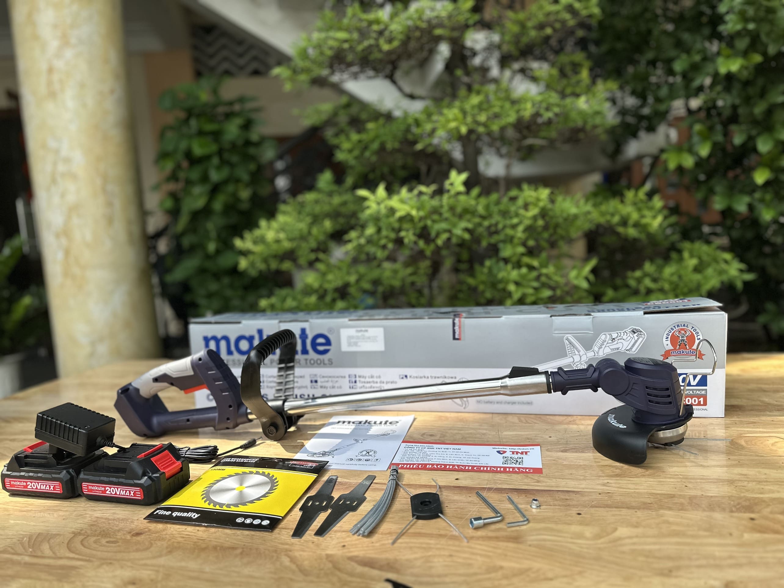 Máy cắt cỏ pin CBC001-2B (Gồm 2 pin+1 sạc)