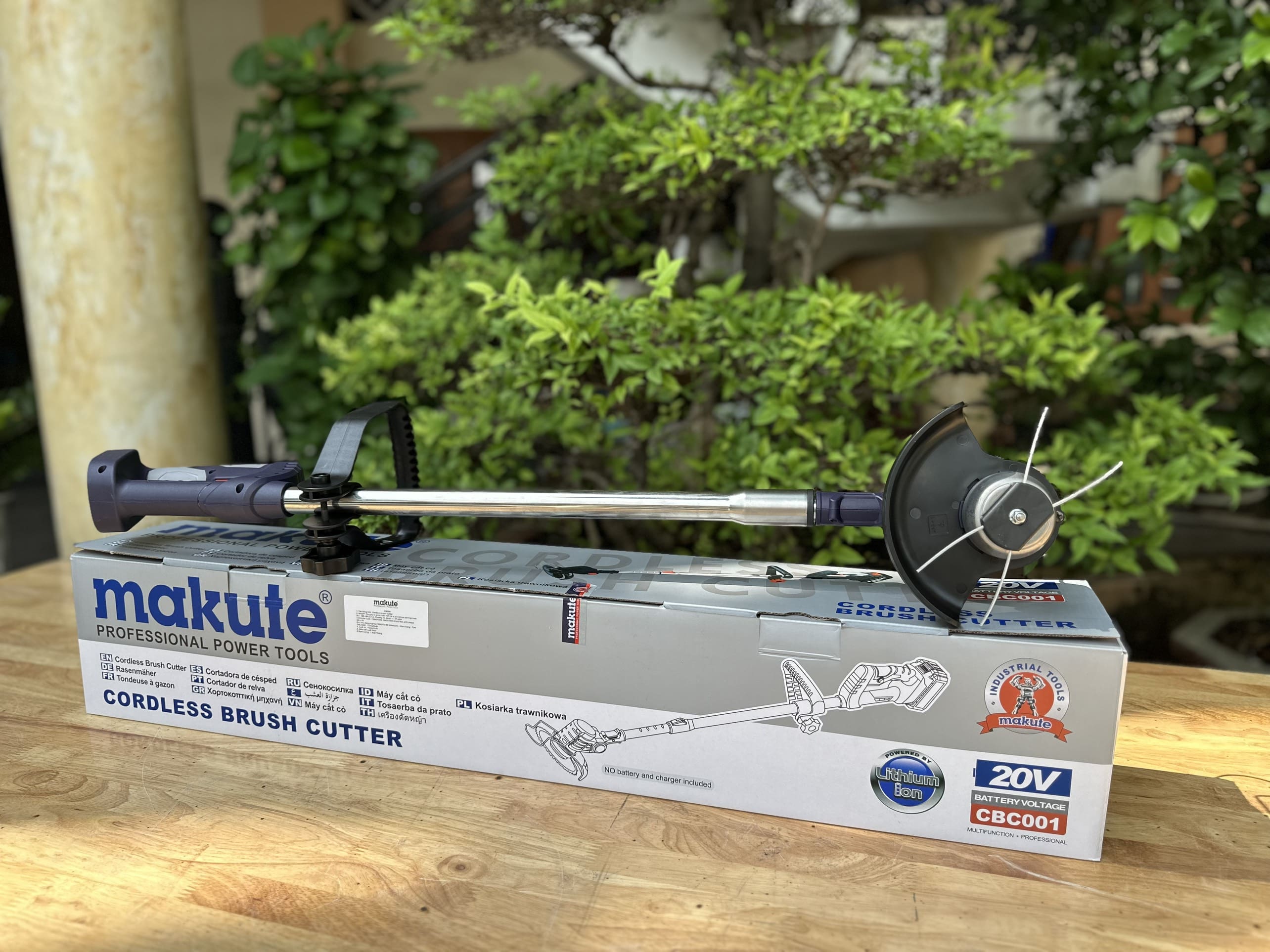 Máy cắt cỏ pin CBC001-2B (Gồm 2 pin+1 sạc)