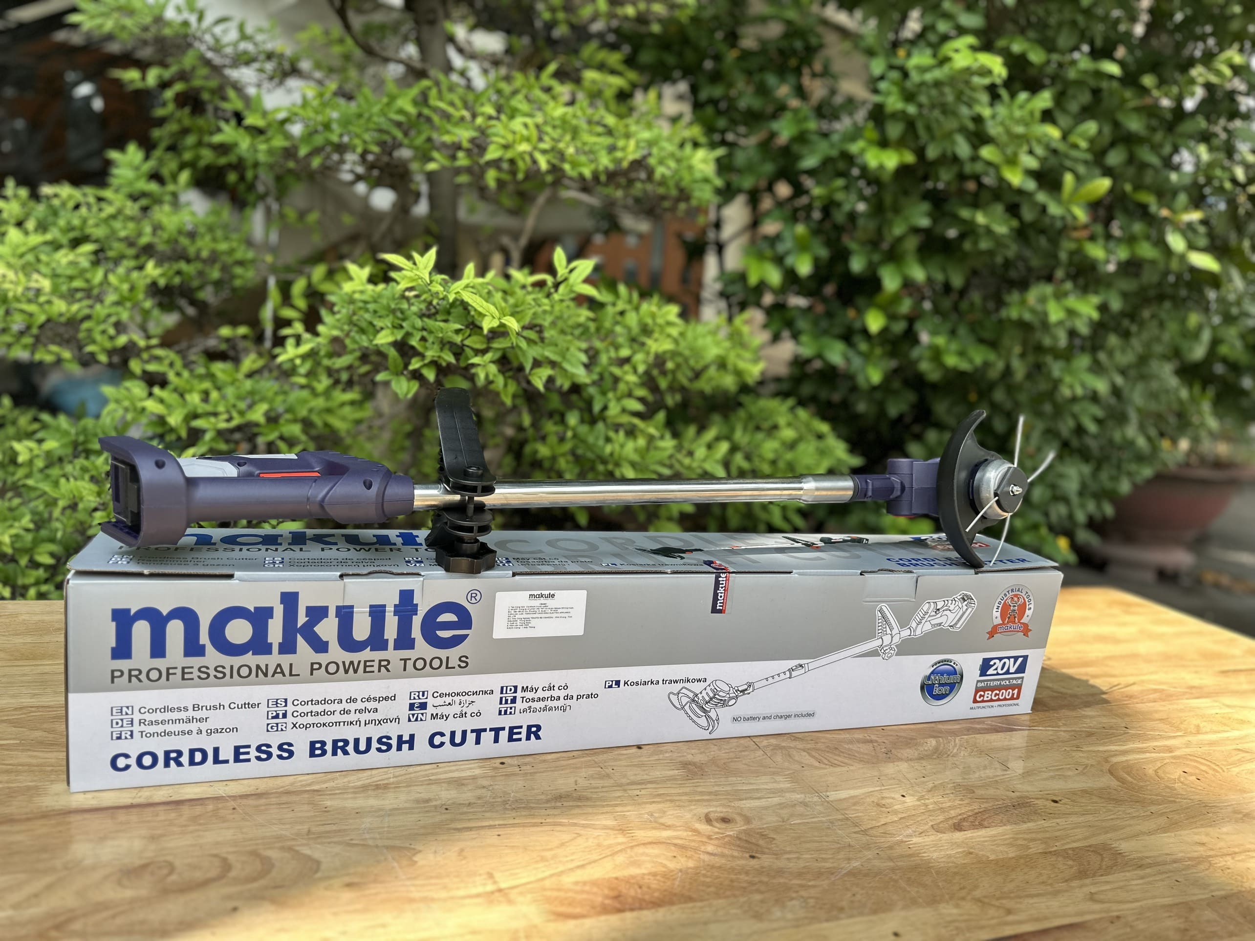 Máy cắt cỏ pin CBC001-2B (Gồm 2 pin+1 sạc)