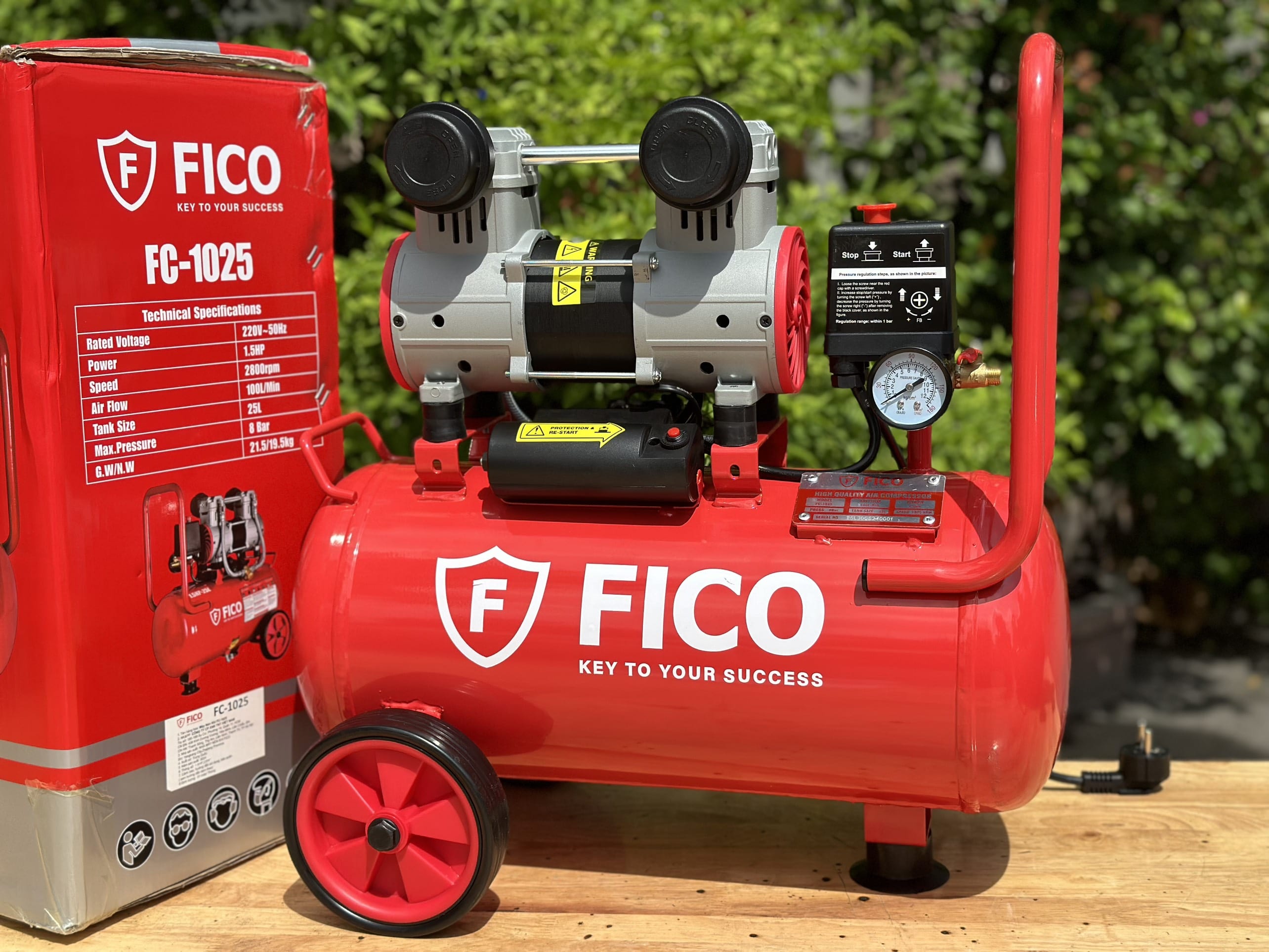 Máy nén khí không dầu 25L FC-1025