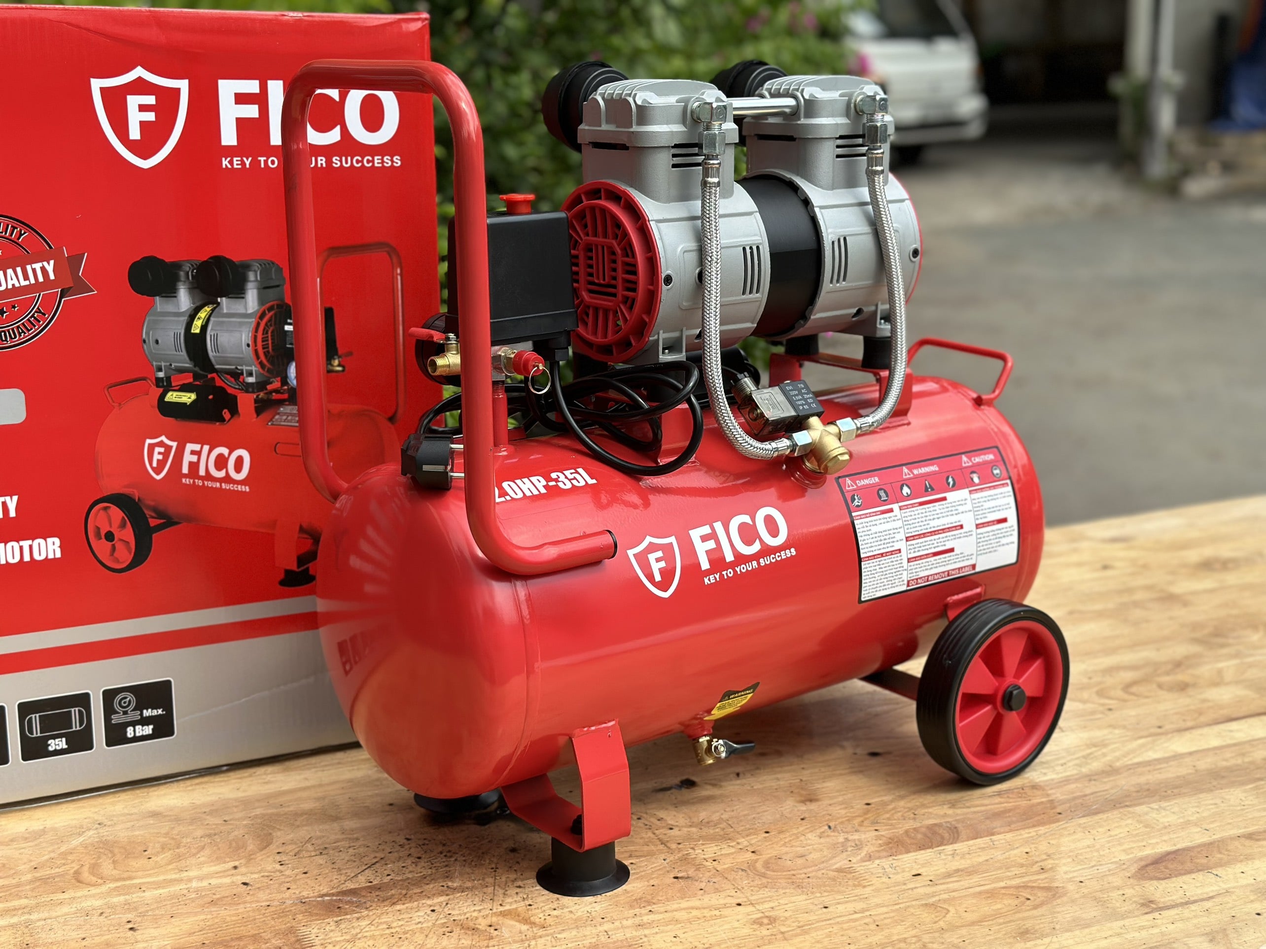 Máy nén khí không dầu 35L FC-1035