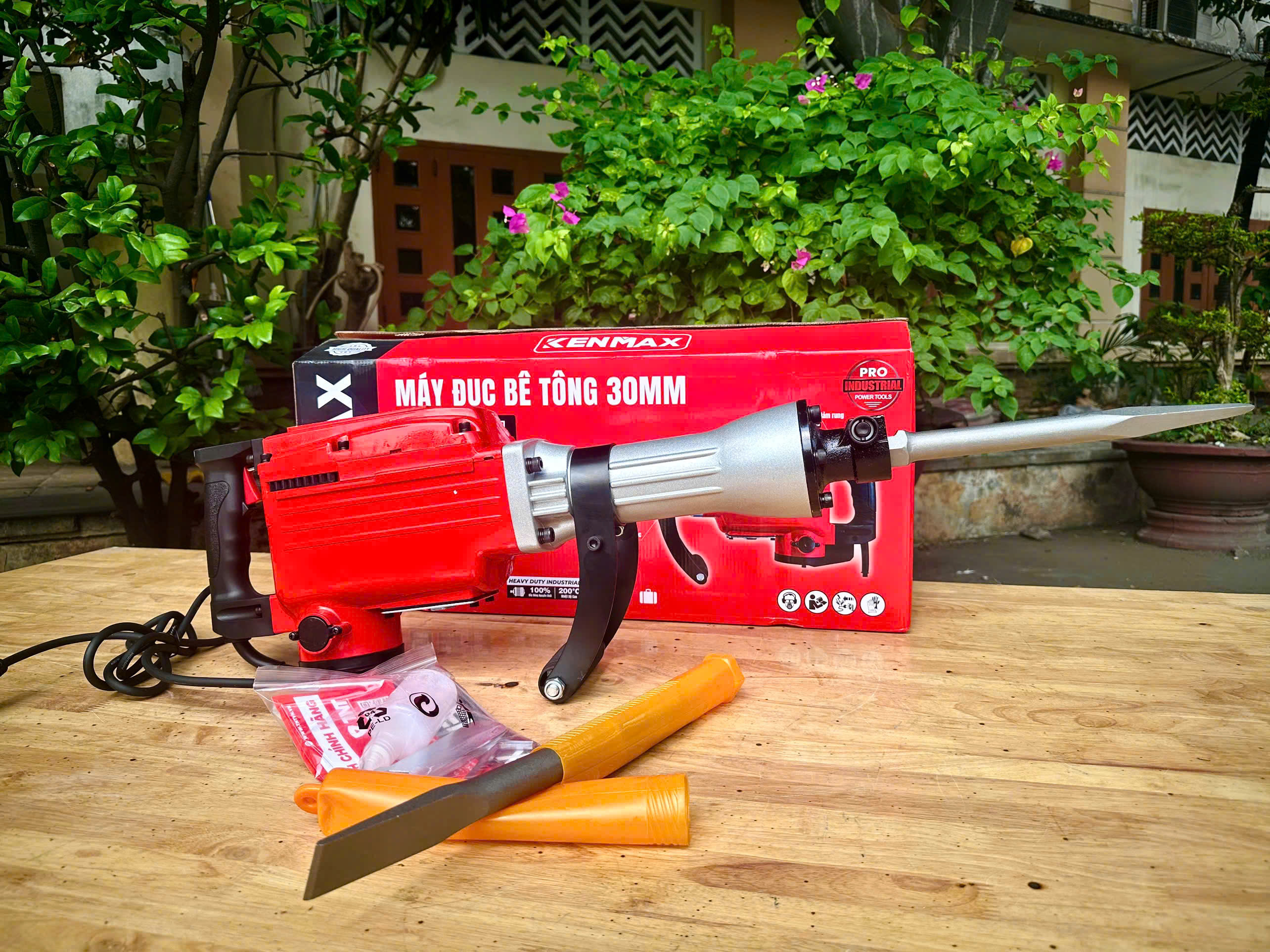 MÁY ĐỤC BÊ TÔNG KENMAX KM 65N