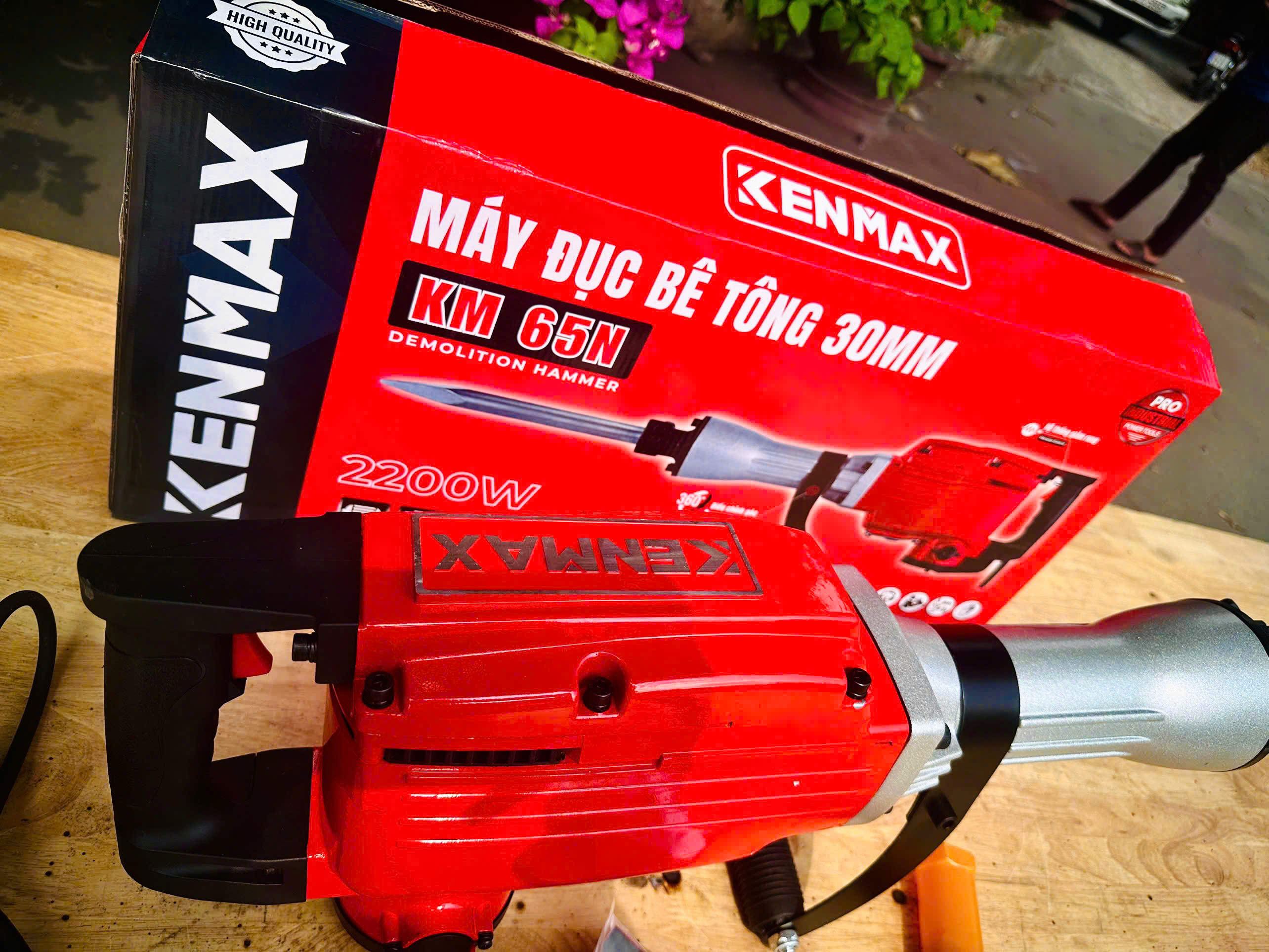 MÁY ĐỤC BÊ TÔNG KENMAX KM 65N