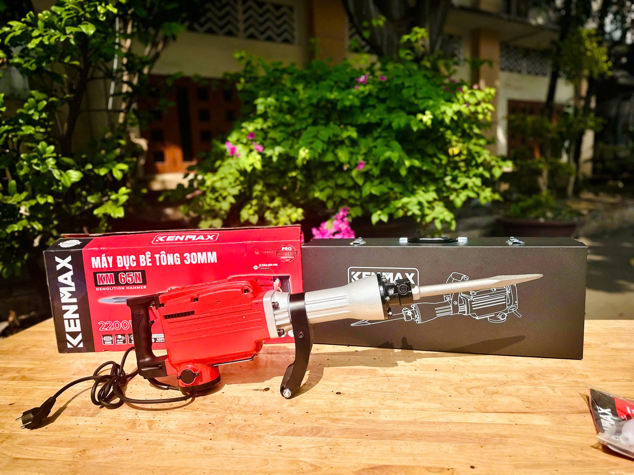 MÁY ĐỤC BÊ TÔNG KENMAX KM 65N