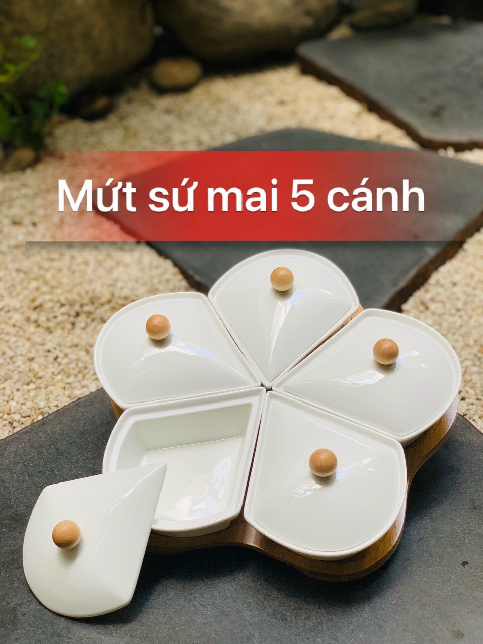 MỨT SỨ MAI 5 CÁNH ĐẾ GỖ