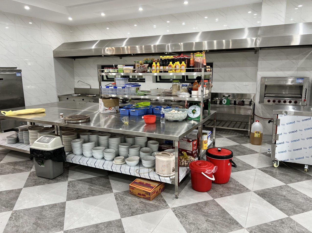 Hệ thống giá kệ và quầy ba Bếp