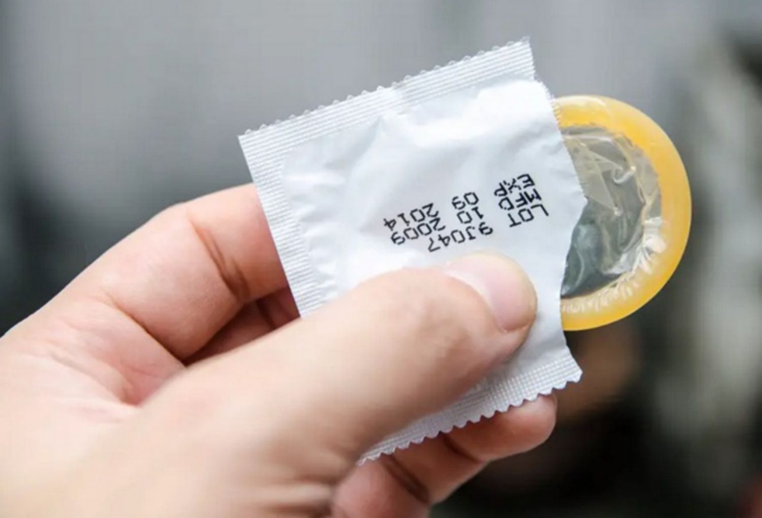 5 Tác Hại Khi Sử Dụng Bao Cao Su Hết Hạn Bạn Cần Biết