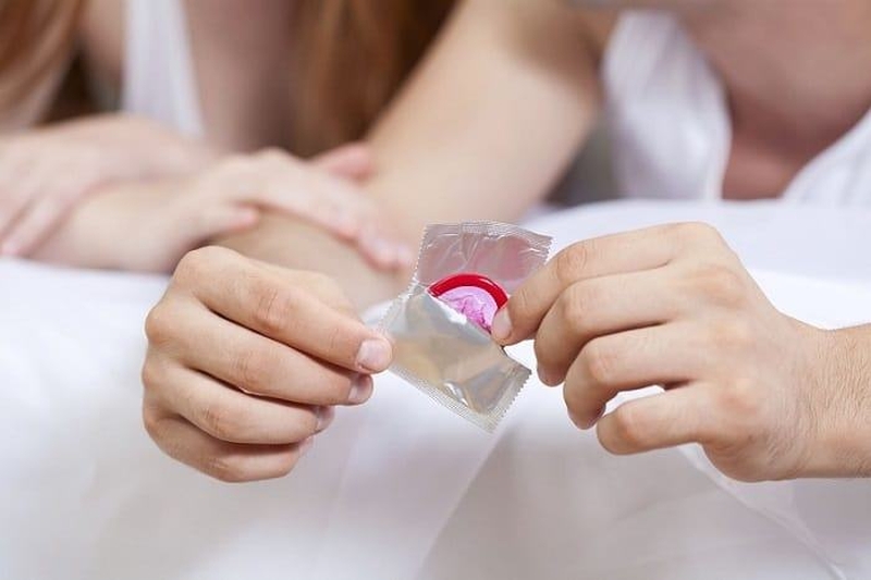Dùng Bao Cao Su Có Ảnh Hưởng Gì Không? Sự Thật Cần Biết