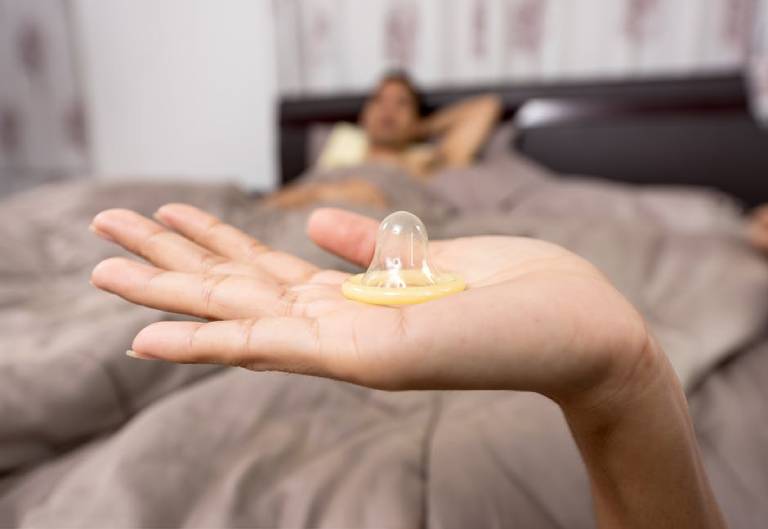 Dùng Bao Cao Su Có Ảnh Hưởng Gì Không? Sự Thật Cần Biết