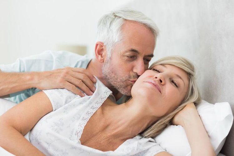 Phụ Nữ Trên 50 Tuổi Còn Ham Muốn Không? Sự Thật Về Ham Muốn Tình Dục Sau Mãn Kinh