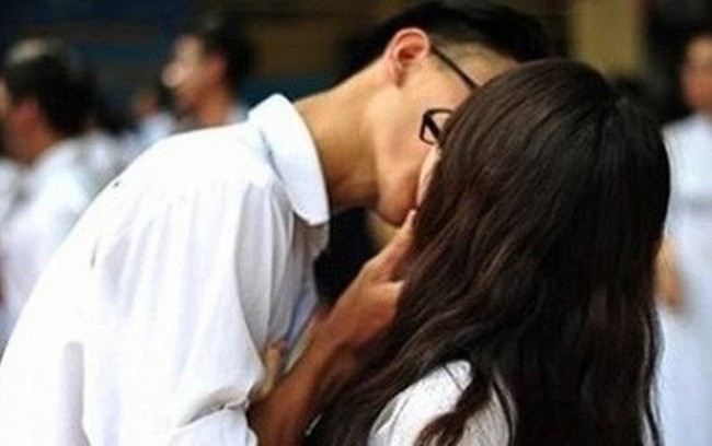 Quan hệ tình dục trẻ hóa là gì? Thực trạng đáng báo động hiện nay
