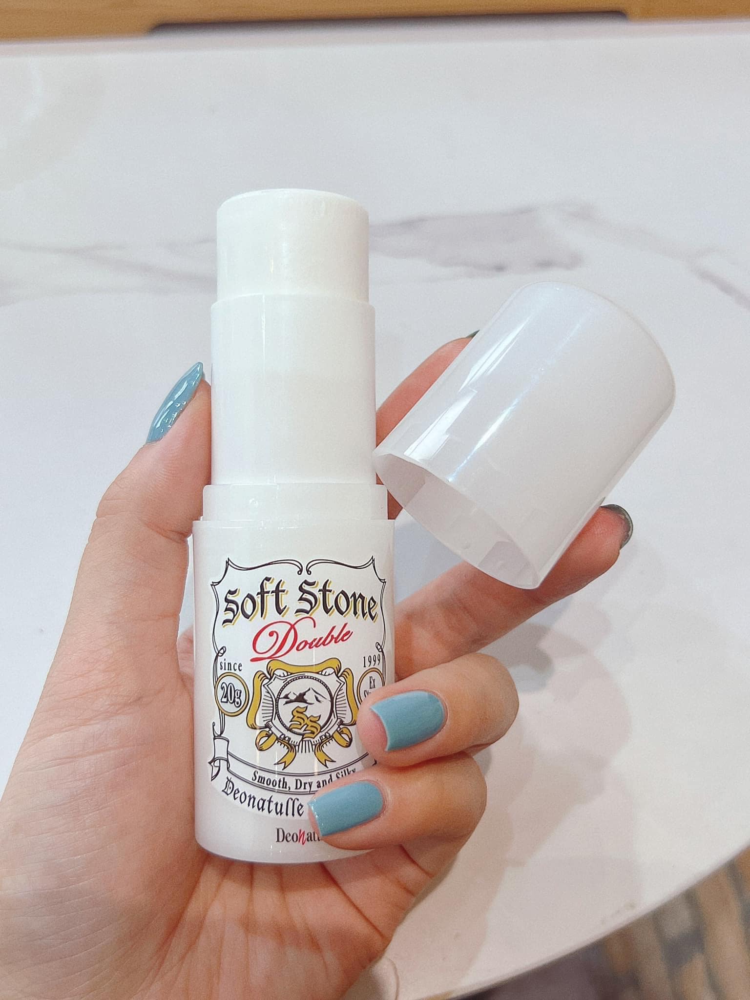 Lăn Khử Mùi Đá Khoáng Soft Stone 20g Nhật Bản