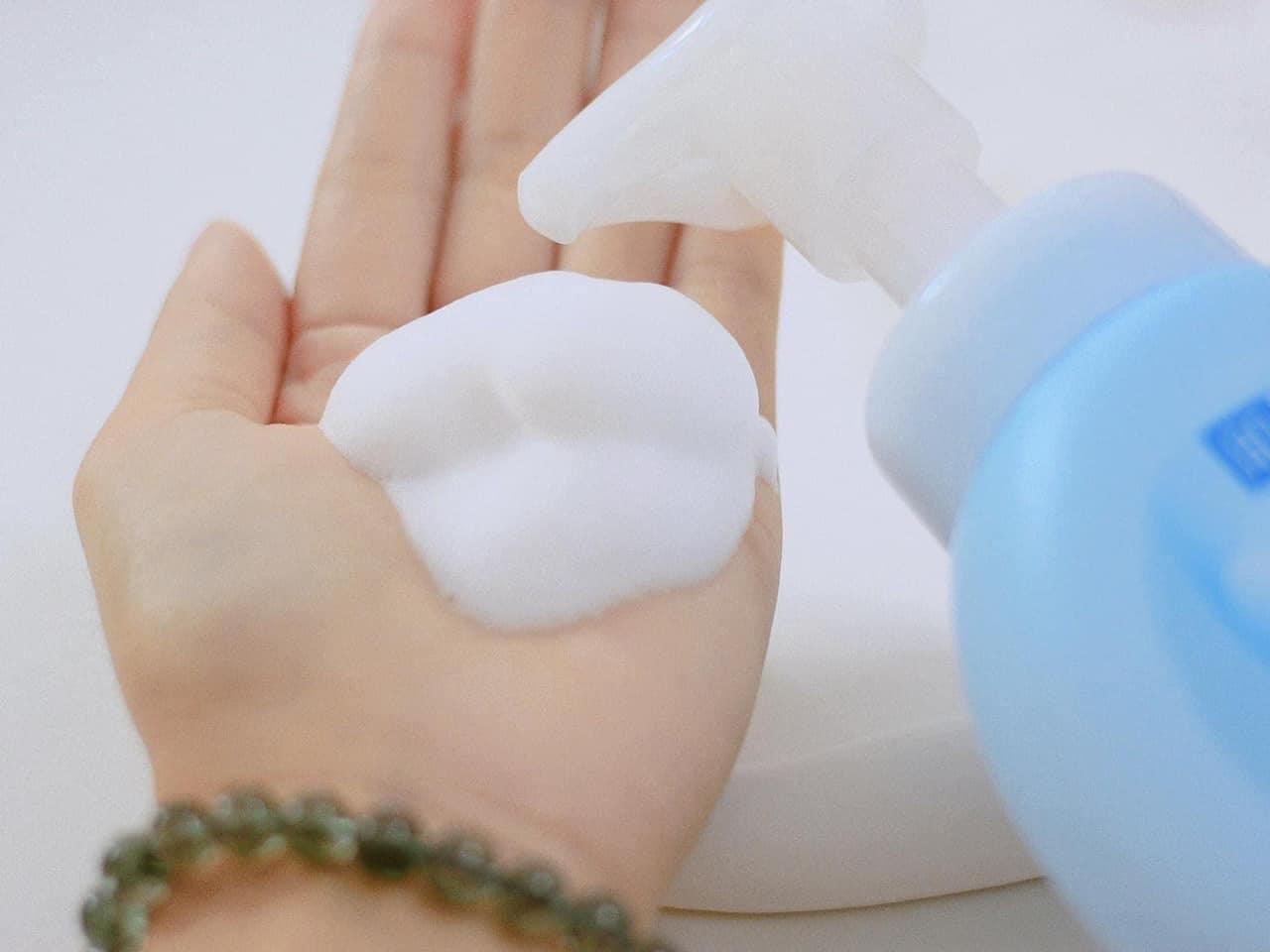 Sữa rửa mặt Hadalabo của Rohto chai vòi tạo bọt