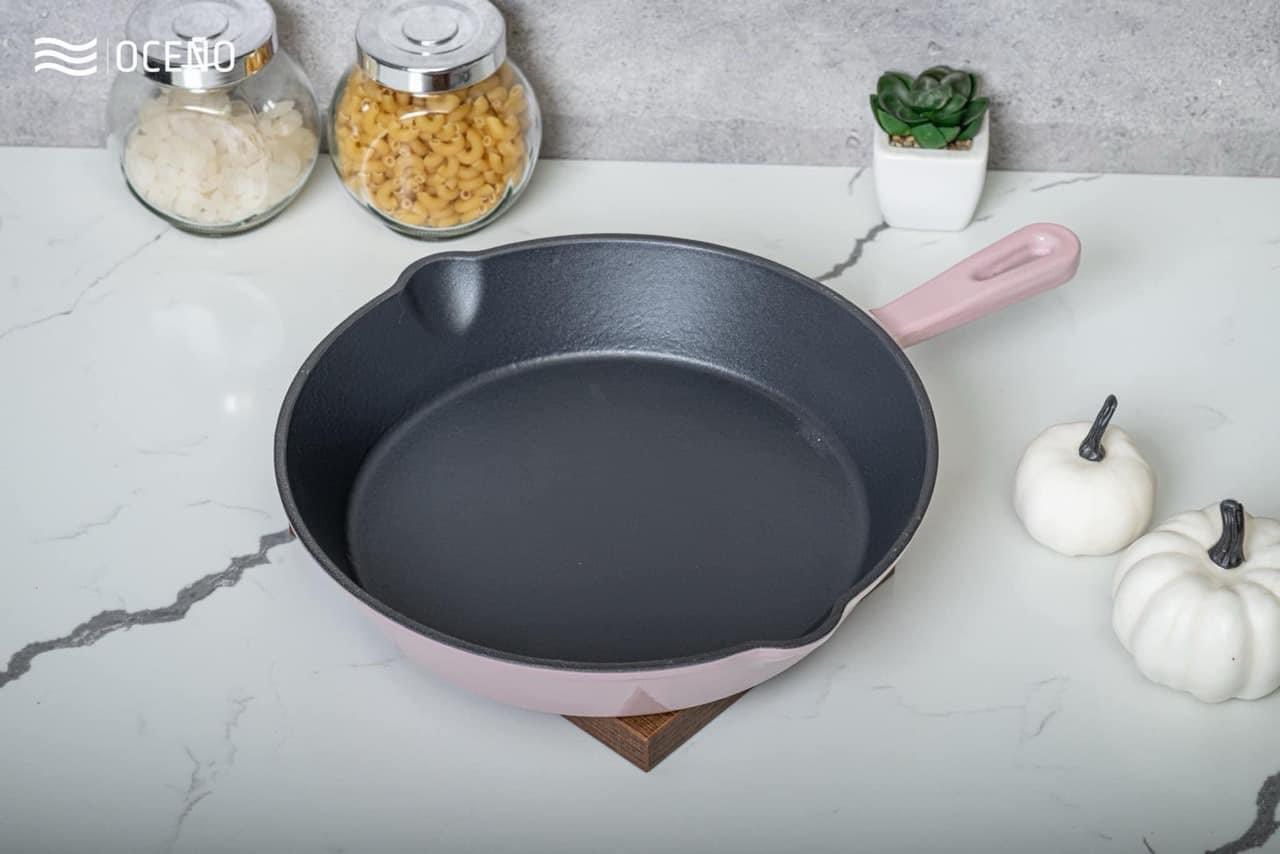 Chảo gang OCENO có vòi rót 26cm màu hồng