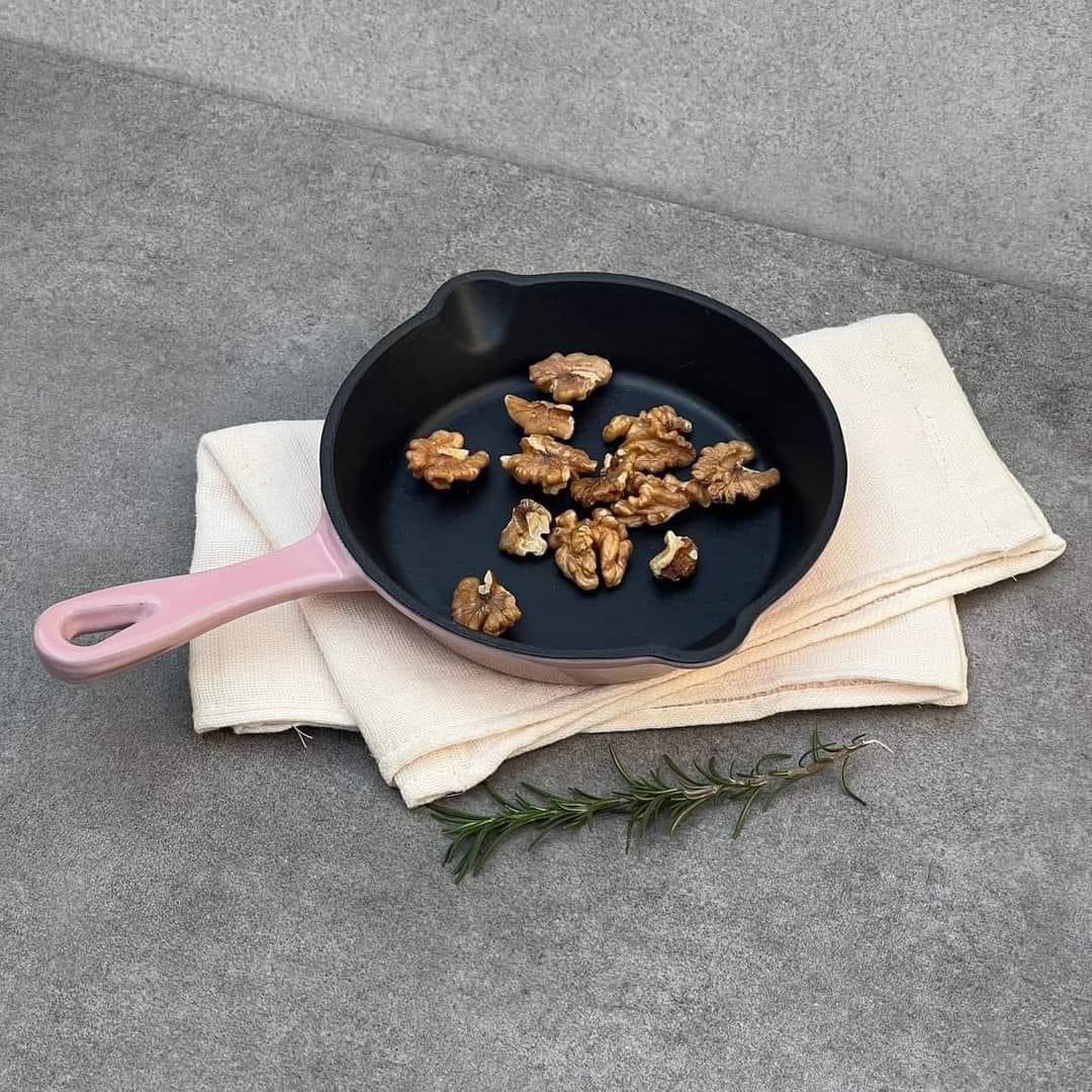 Chảo gang OCENO có vòi rót 26cm màu hồng