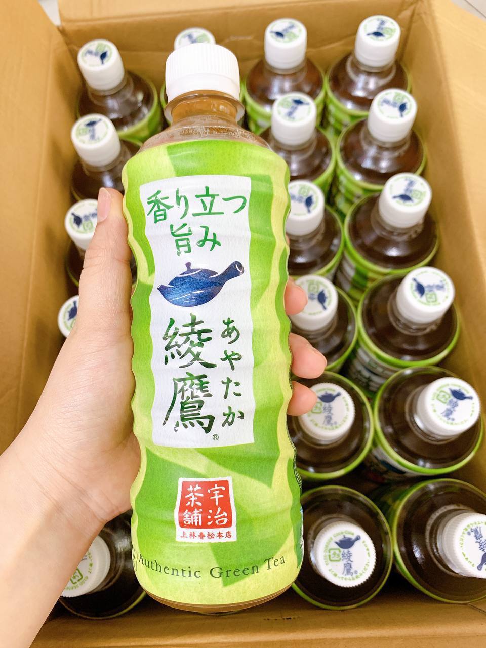 Nước trà xanh Ayataka không ga 525ml Nhật Bản