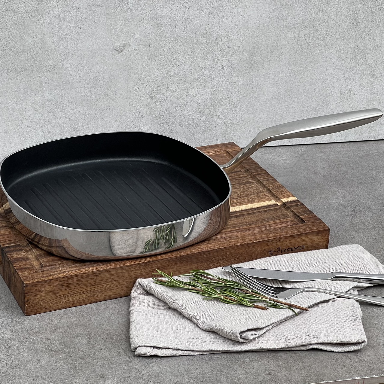 Chảo đúc inox nguyên khối dòng free-oil Kaiyo của Nhật size 24cm