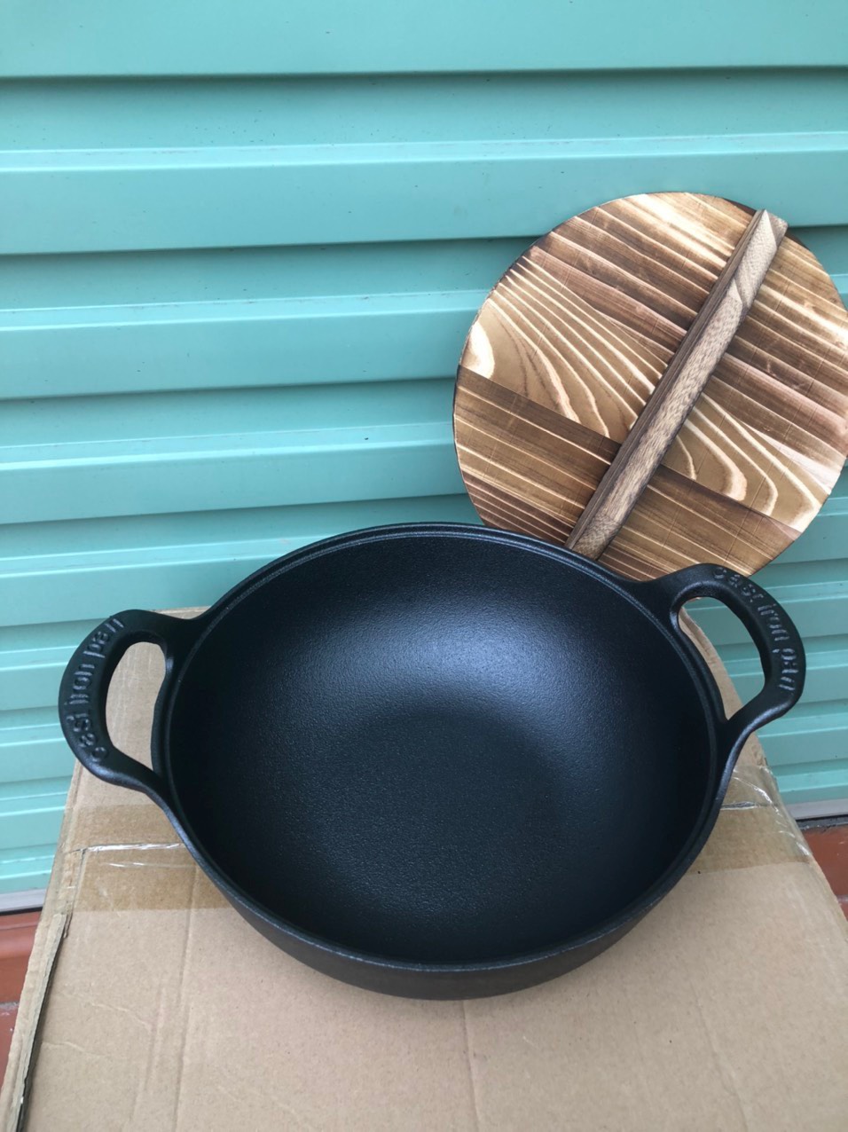 Chảo gang sâu lòng 2 quai kèm nắp gỗ