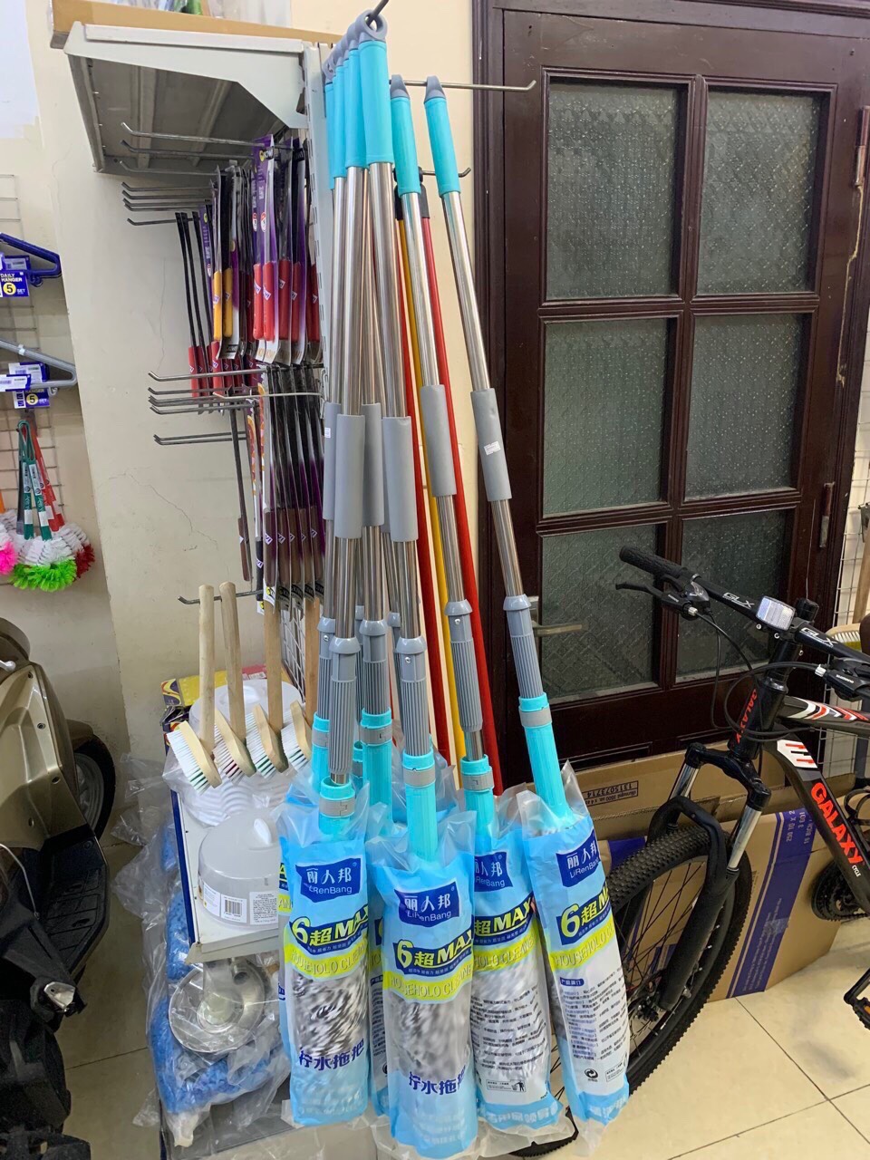 Cây lau tự vắt trợ lực xoắn tay siêu nhẹ twist mop max