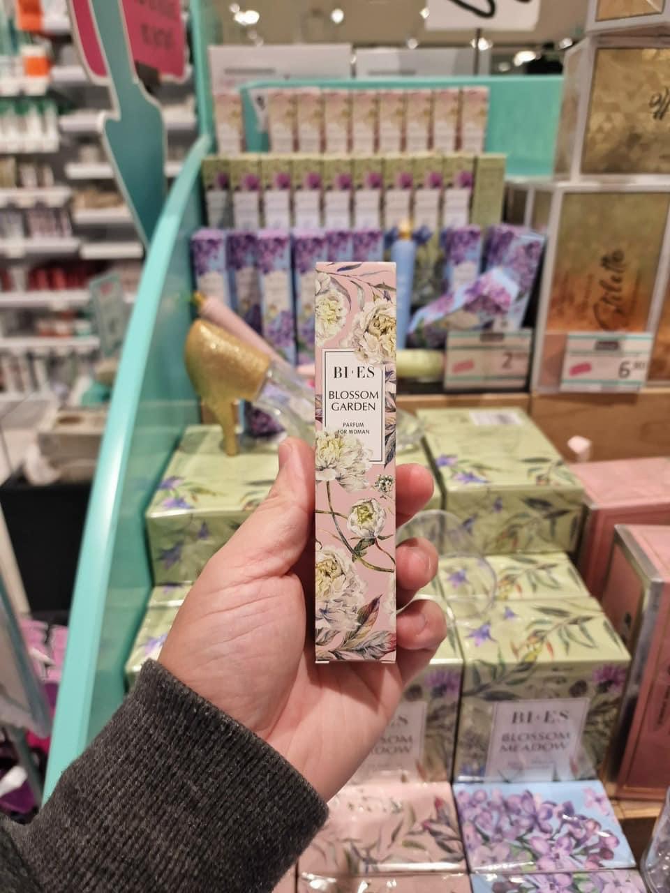 Nước hoa Bies Blomssom Pháp 12ml Bloom Garden màu hồng hương chủ đạo là hoa mẫu đơn, hoa nhài và hoa trắng (