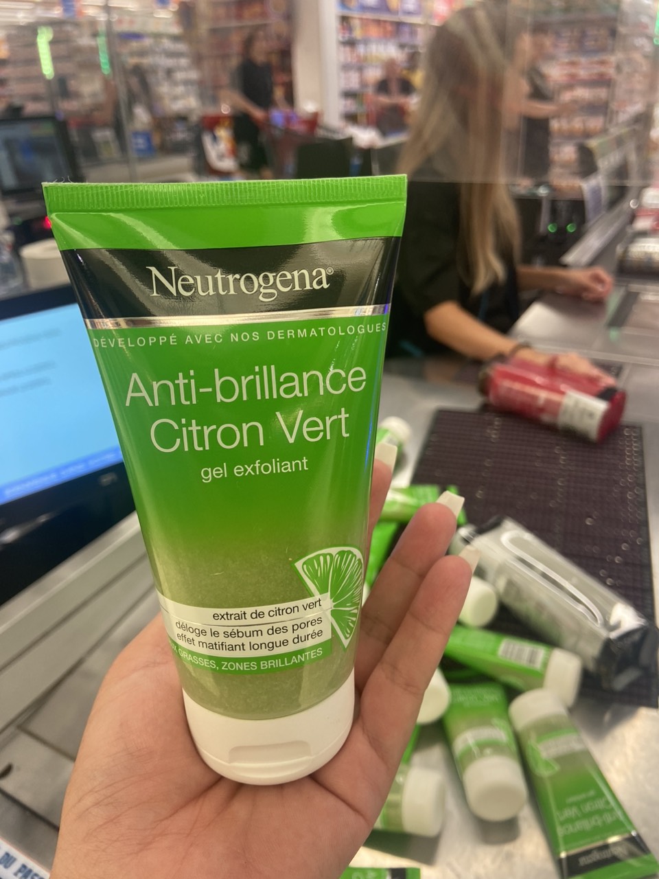 Sữa rửa mặt và tẩy da chết Neutrogena tinh chất chanh xanh hàng Pháp