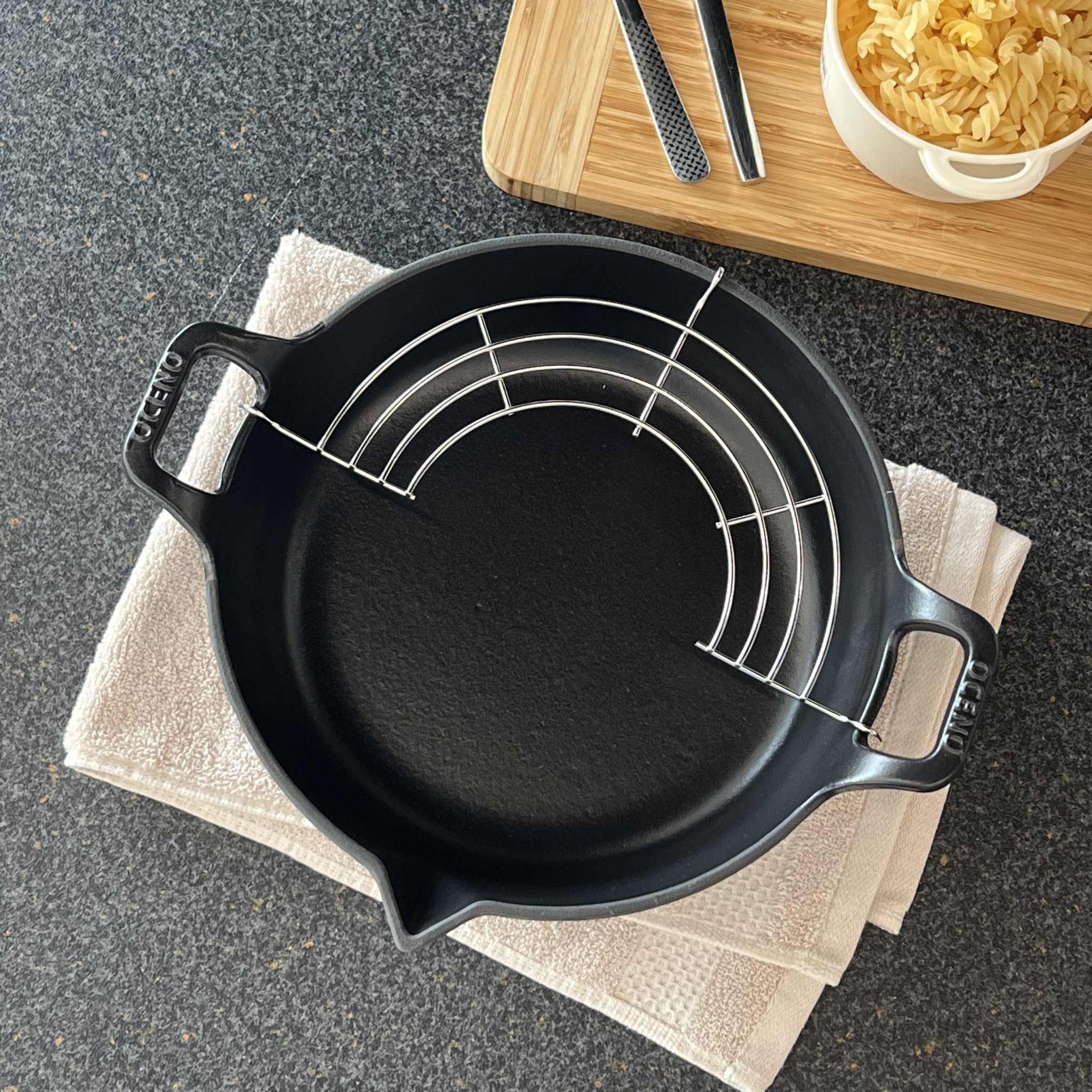 Chảo gang Tempura mỏ chim kèm giá gác Kaiyo Nhật Bản 20cm
