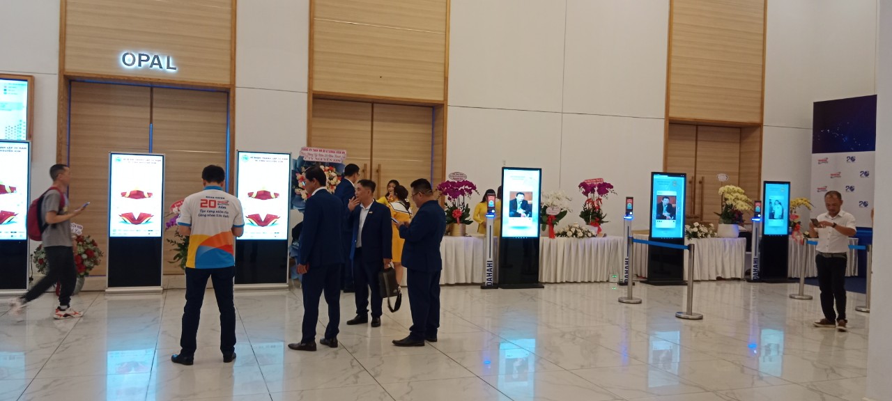 Cho thuê màn hình standee 55 inch và màn hình chân quỳ 55 inch tại Hải Phòng