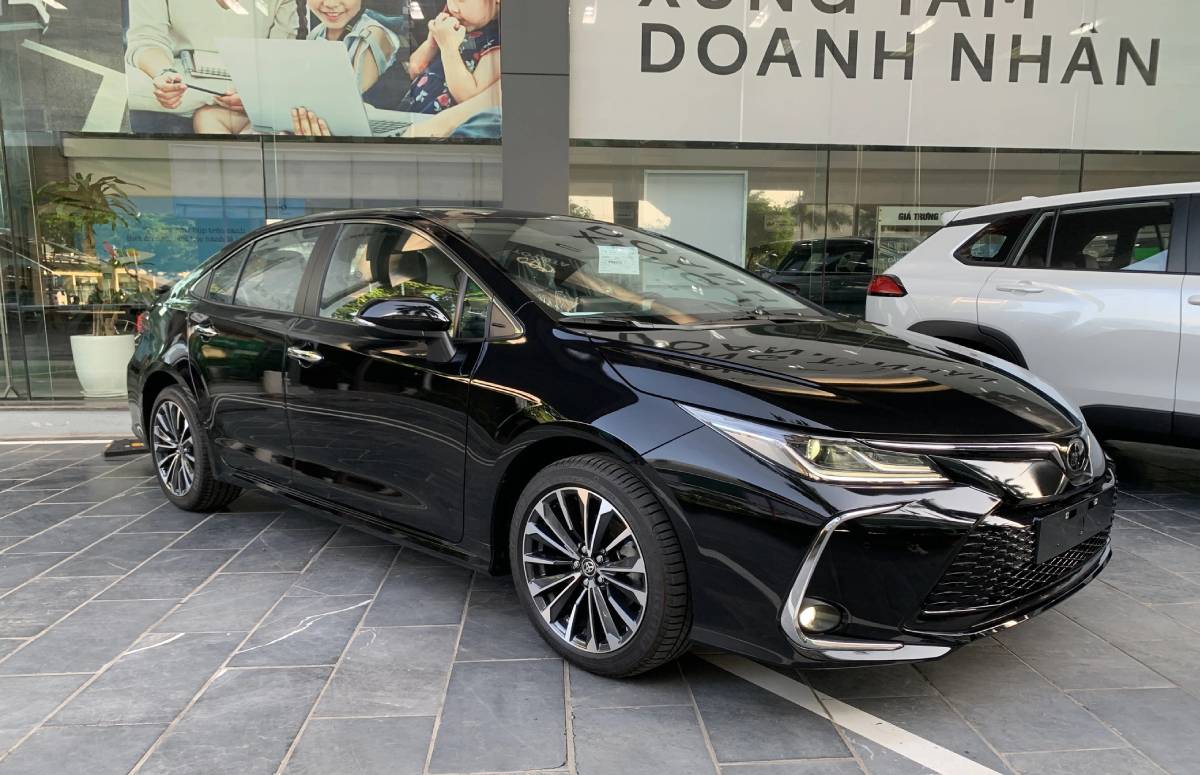 Toyota Corolla Altis 2023 Mặt trước thể thao, màn hình to nét như trên xe sang