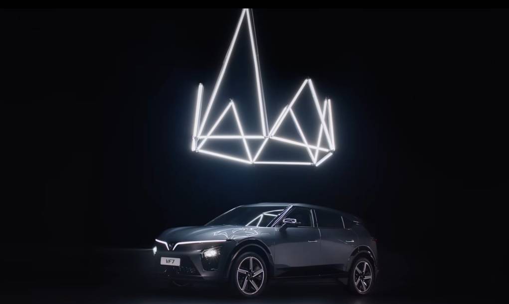 Sự kiện ra mắt dòng xe điện Vinfast VF 7 với sự góp mặt của nhà sản xuất âm nhạc Touliver và hoa hậu Lương Thùy Linh