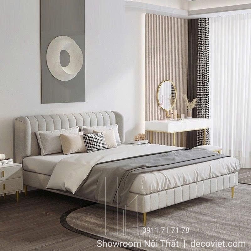 Thiết kế giường bọc da xung quanh và đầu giường màu trắng sang trọng, chân giường mạ vàng tinh  tế