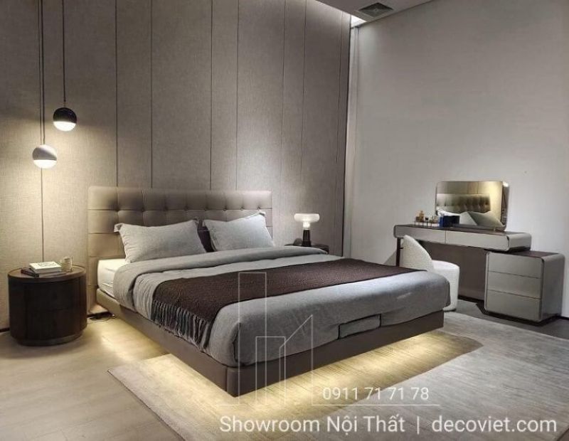 Đầu giường cao, bọc đệm màu xám tro, được chần nút, tạo cảm giác êm ái và tinh tế.